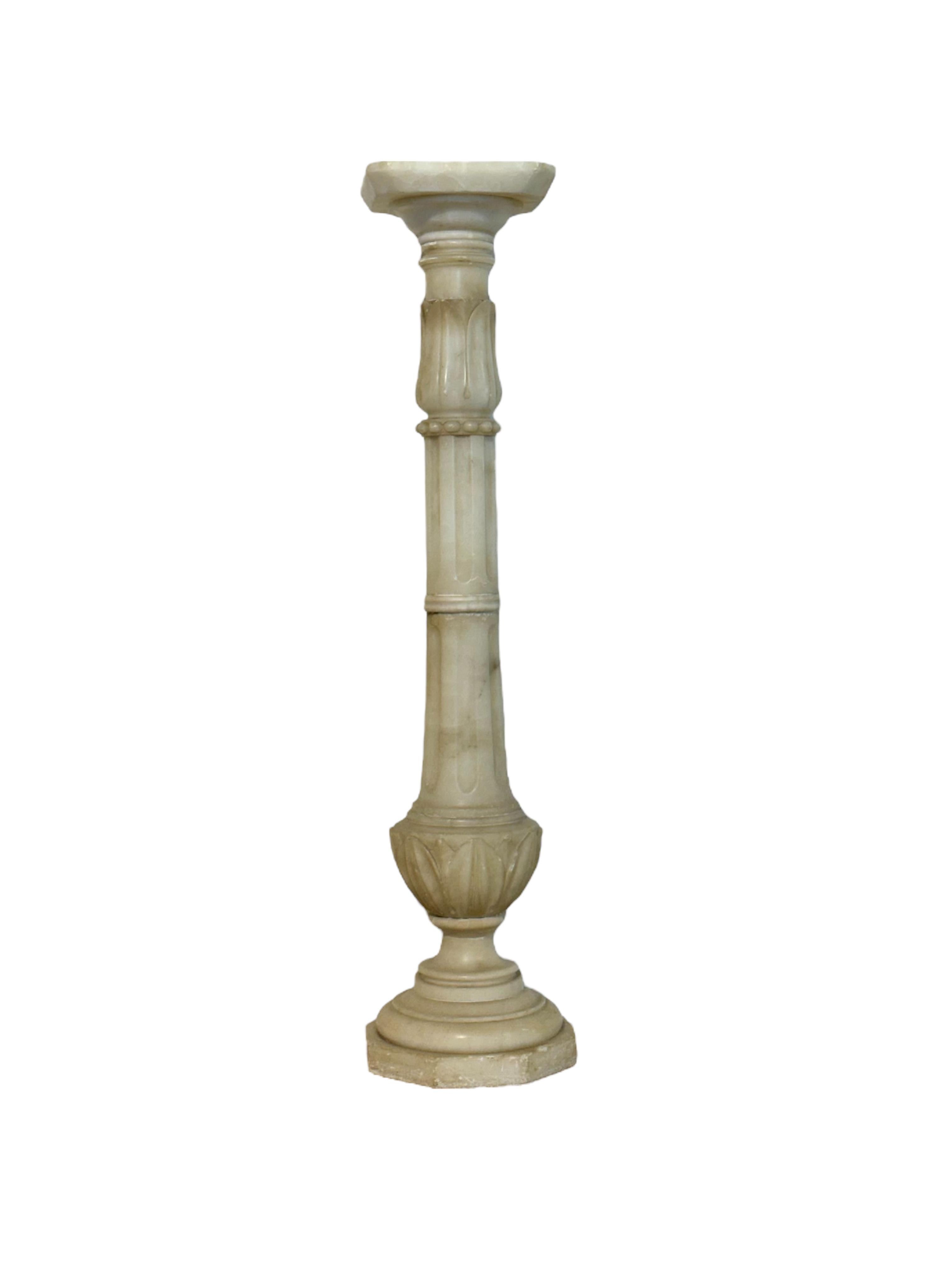 Antiker Alabaster-Säulensockel mit geschnitzten Motiven im Angebot 3