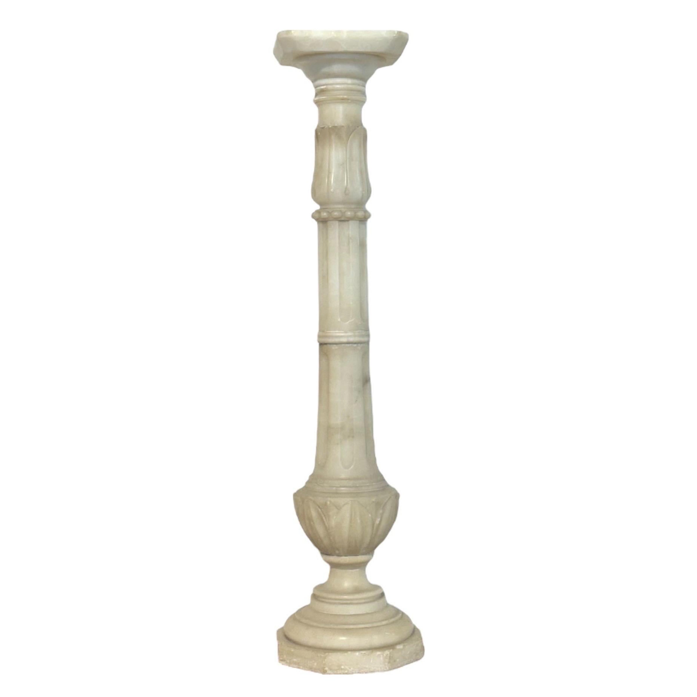 Antiker Alabaster-Säulensockel mit geschnitzten Motiven im Angebot