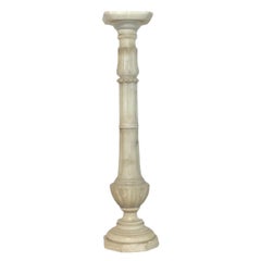 Antiker Alabaster-Säulensockel mit geschnitzten Motiven