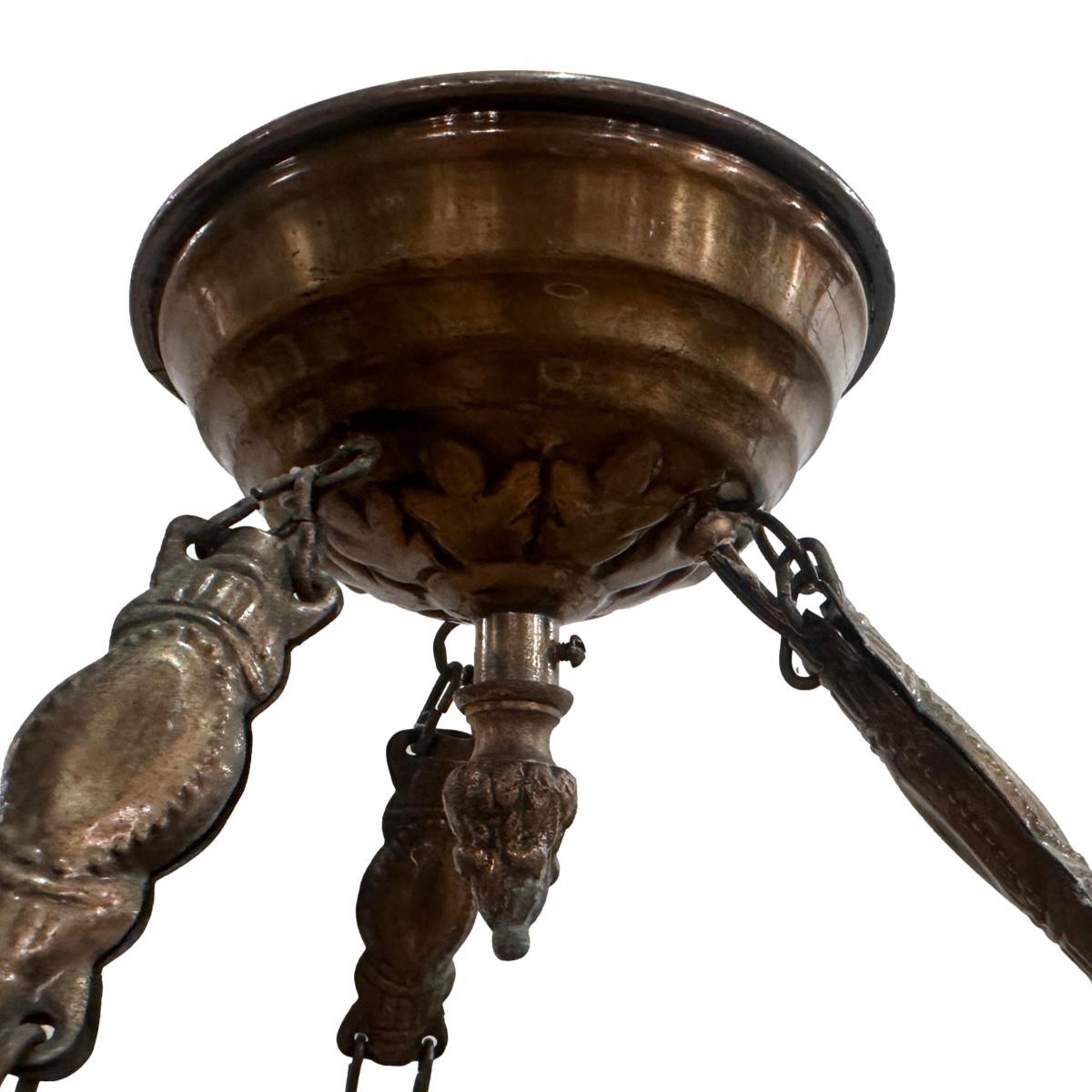 Lámpara colgante italiana de alabastro tallado, de hacia 1920, con tres luces interiores.

Medidas:
Caída: 12
Diámetro: 14
