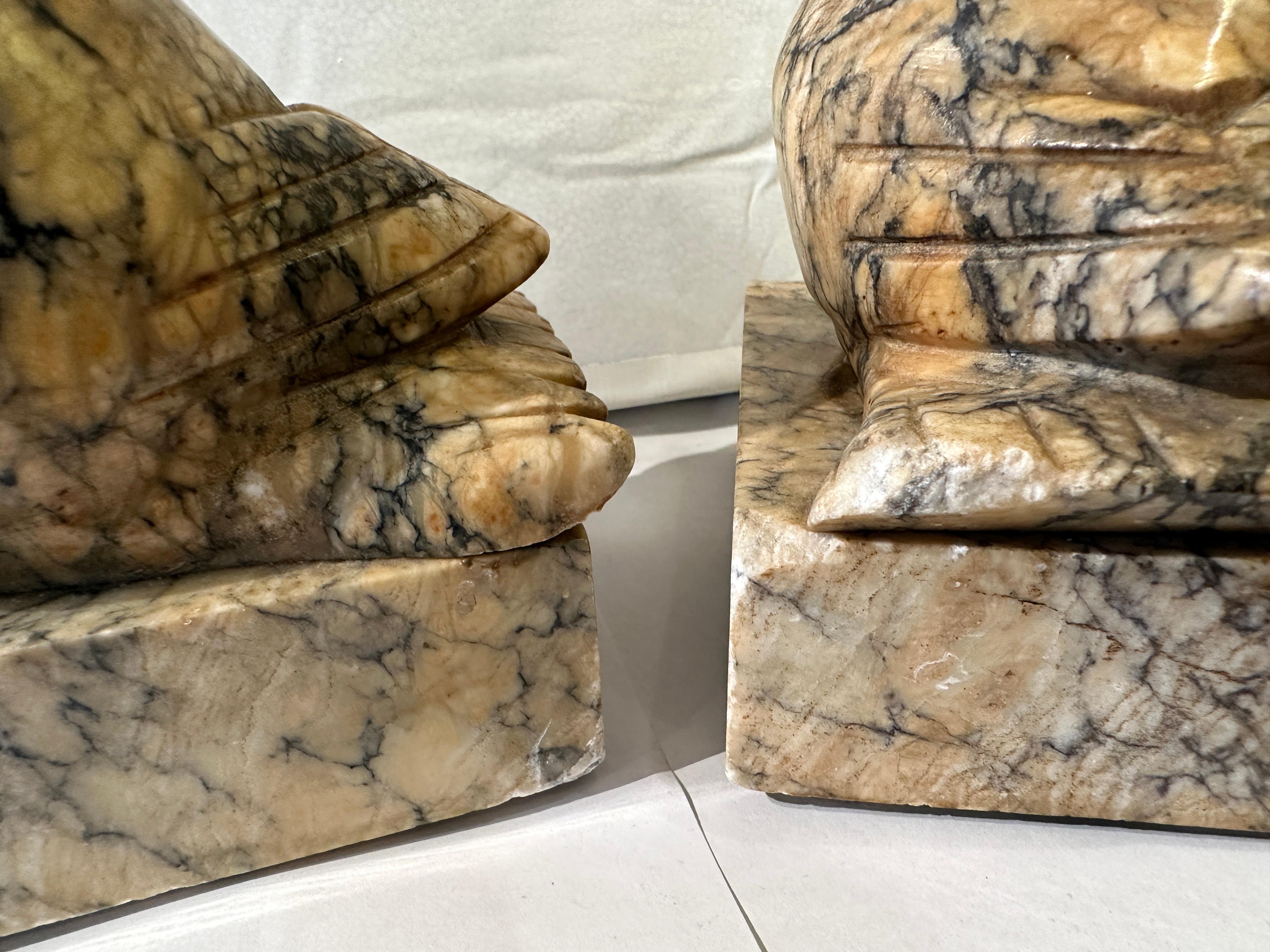 Albâtre Serre-livres hibou antique en albâtre en vente