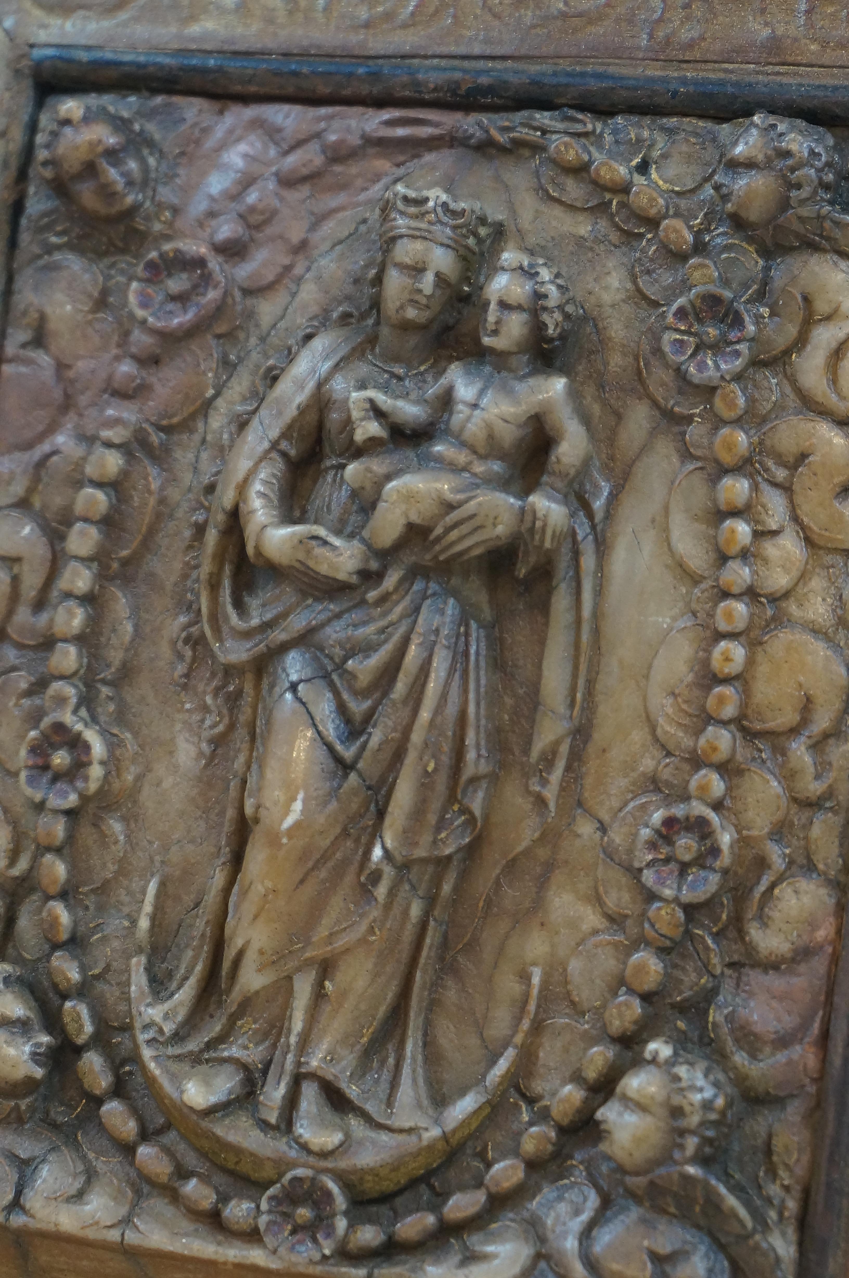  Antique alabaster relief, St. Mary of the Rosary, Belgium Malines, early 17th c In Good Condition In DEVENTER, NL
