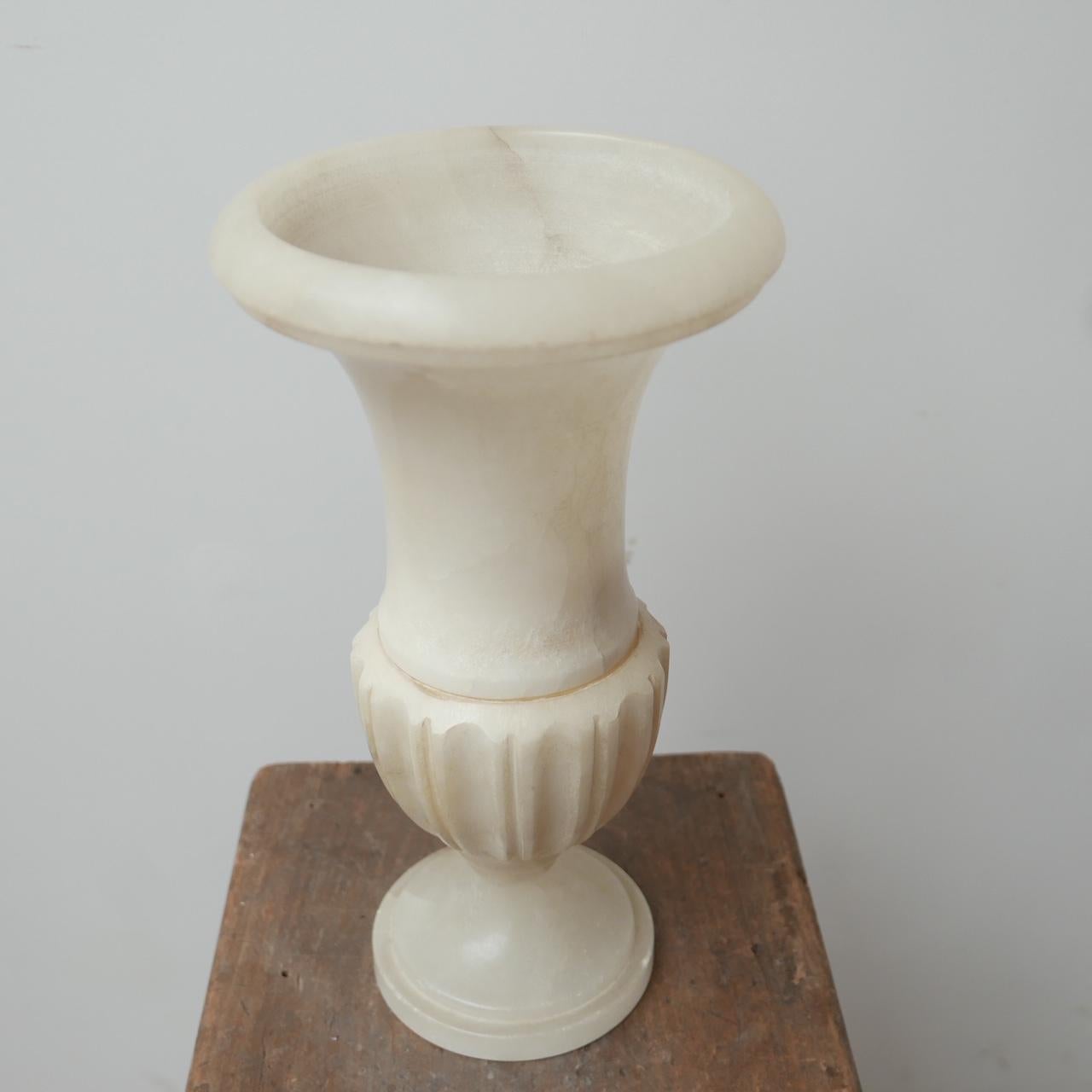Néerlandais Lampe de table ancienne en forme d'urne en albâtre en vente