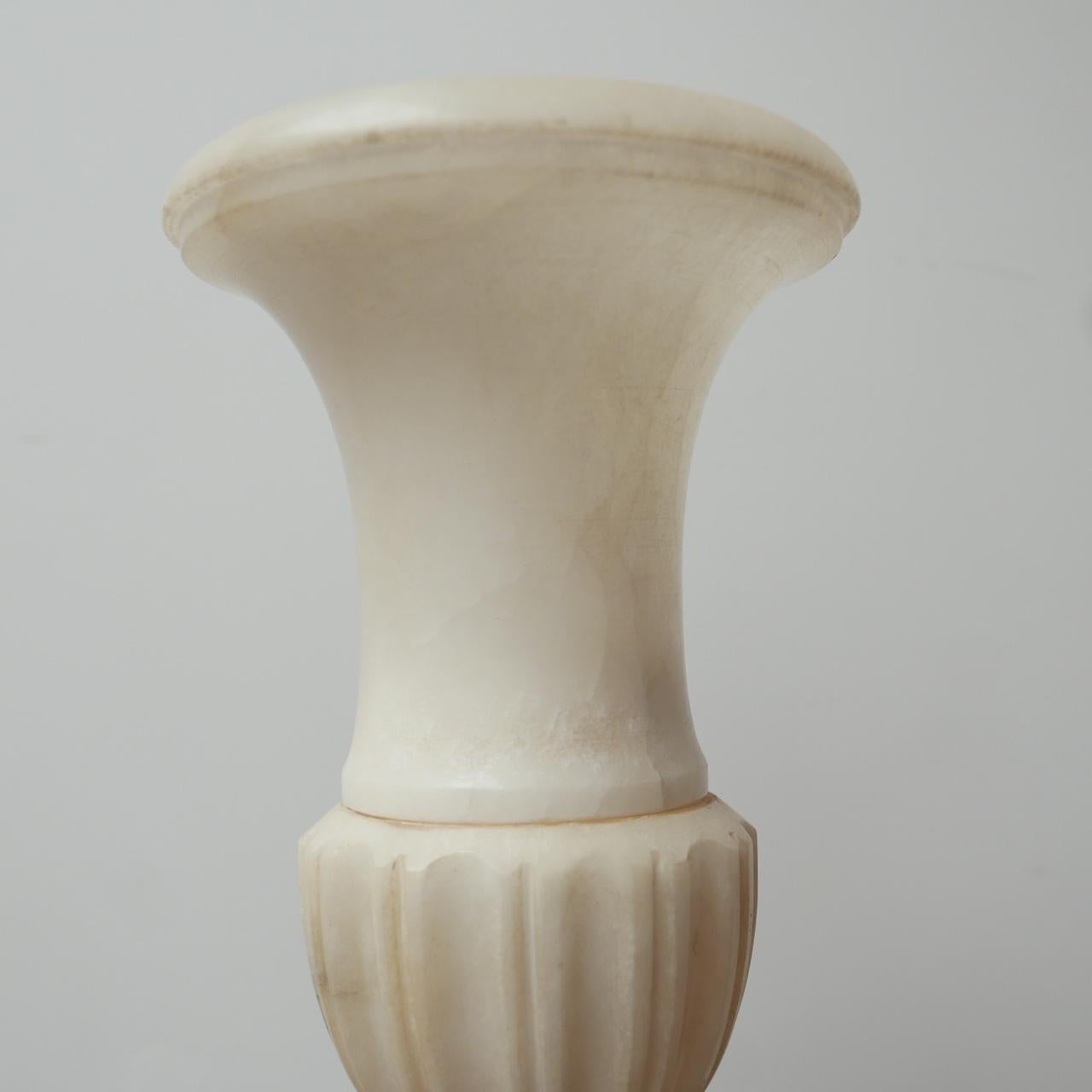 Lampe de table ancienne en forme d'urne en albâtre Bon état - En vente à London, GB
