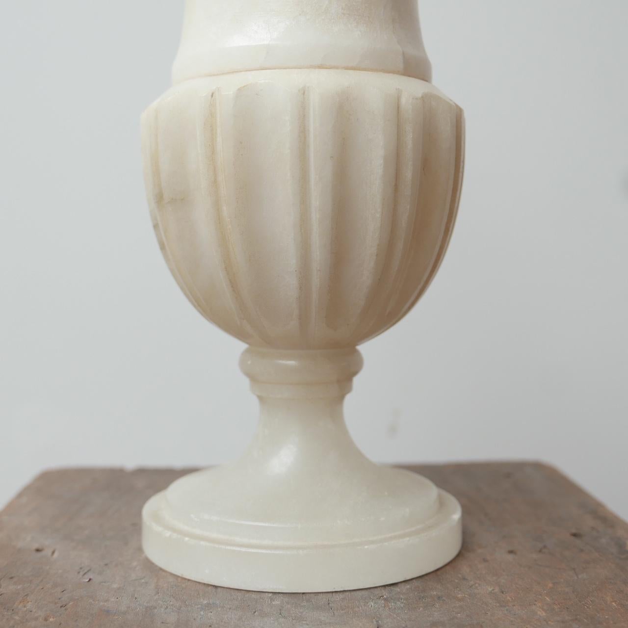 20ième siècle Lampe de table ancienne en forme d'urne en albâtre en vente