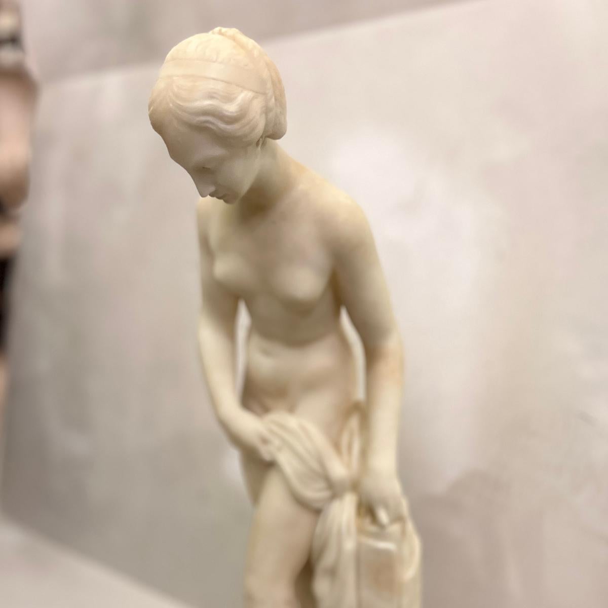Una Venus italiana de alabastro tallado de hacia 1920.

Medidas:
Altura: 20
Diámetro: 6