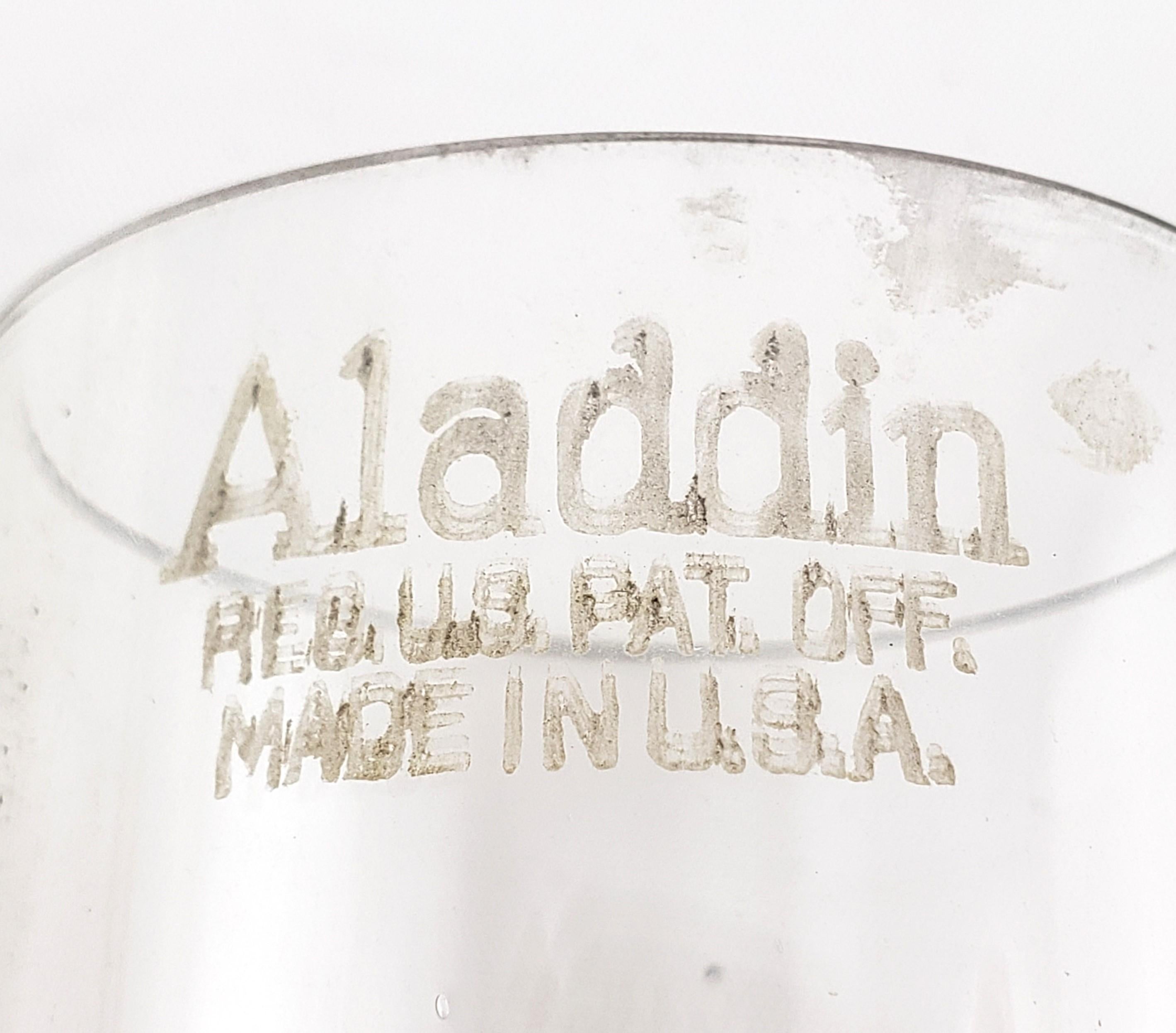 Ancienne lampe de bureau Aladdin en verre Kerosene rose et pierre de lune avec brûleur modèle 13 en vente 2