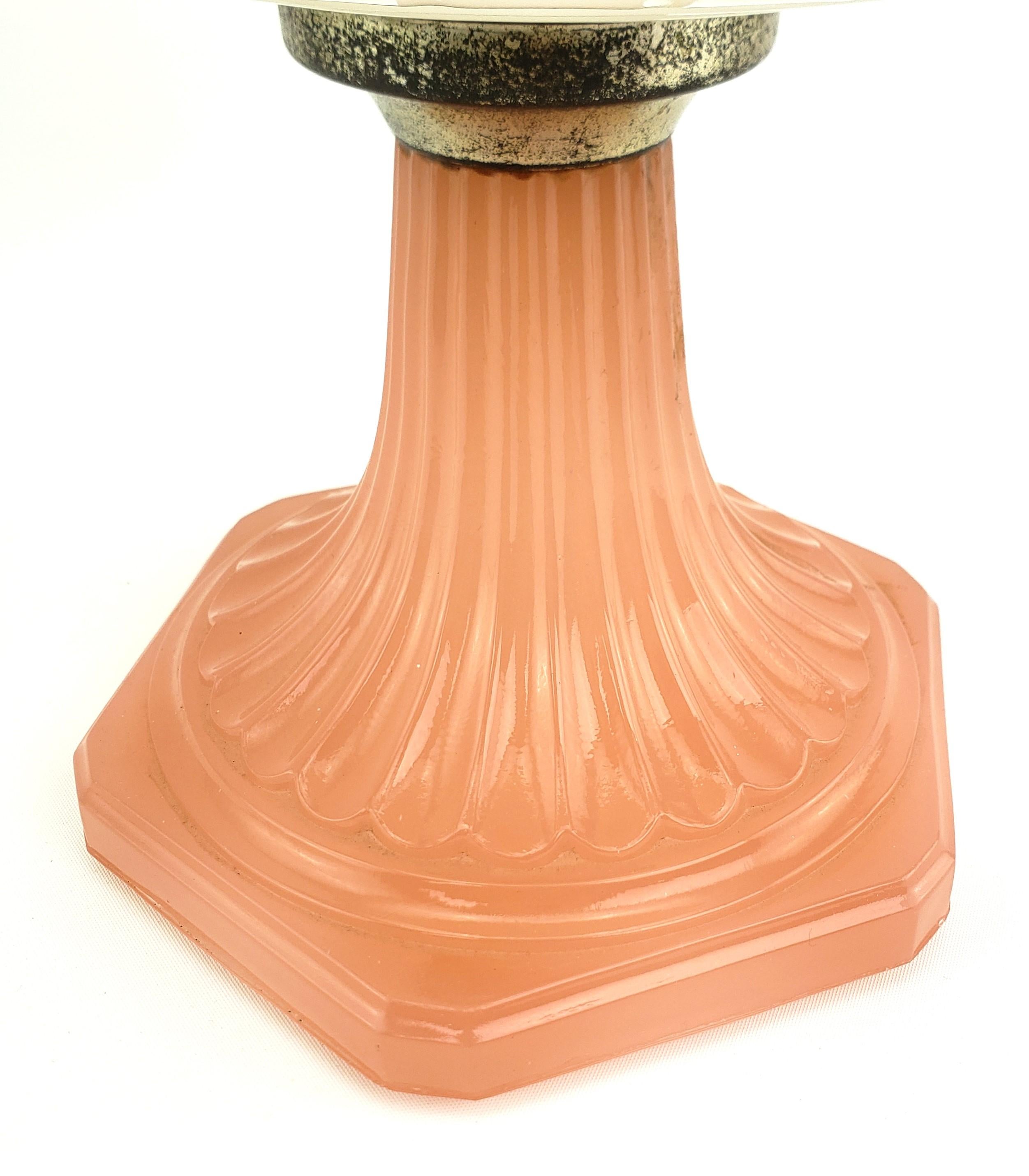 Ancienne lampe de bureau Aladdin en verre Kerosene rose et pierre de lune avec brûleur modèle 13 en vente 5