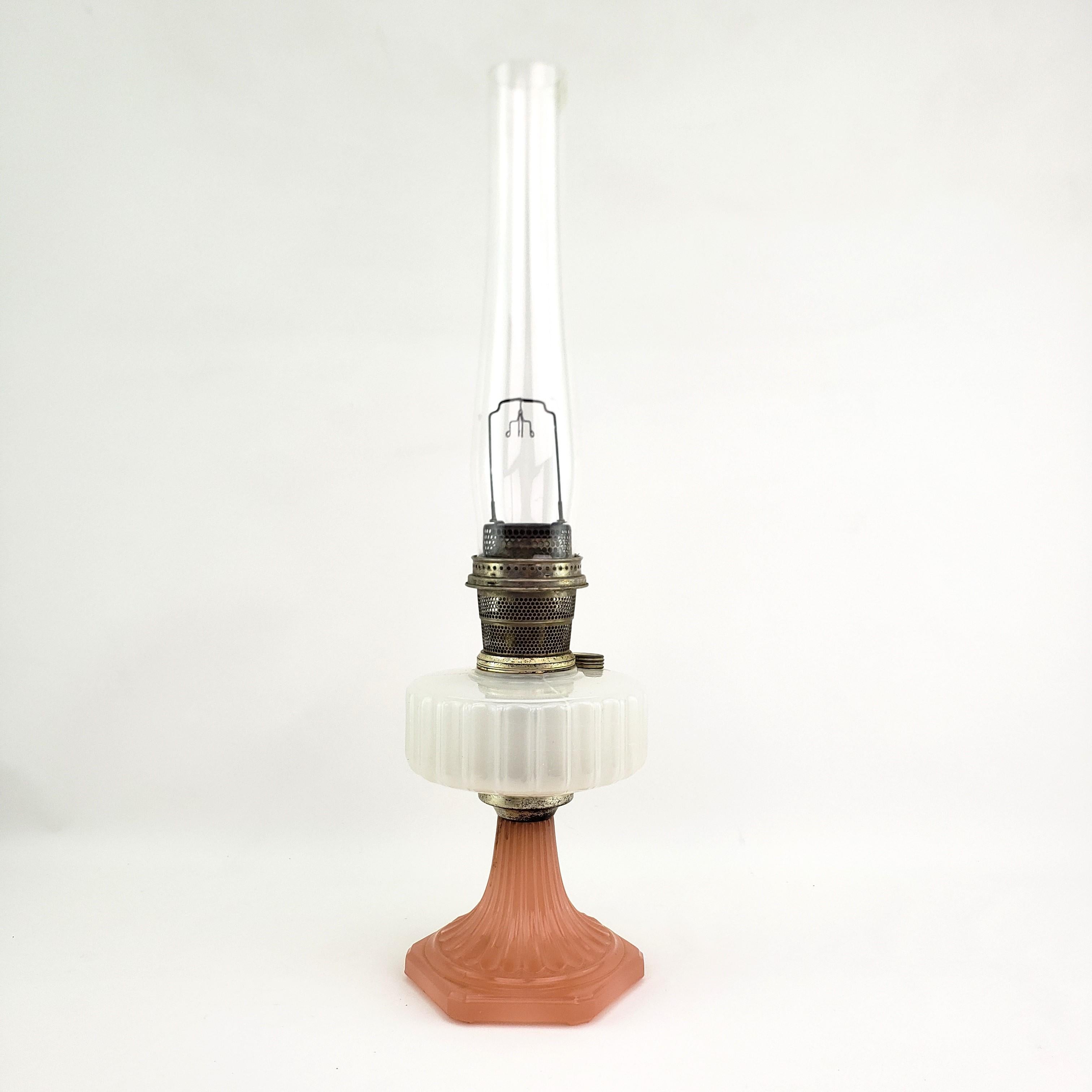 Art déco Ancienne lampe de bureau Aladdin en verre Kerosene rose et pierre de lune avec brûleur modèle 13 en vente