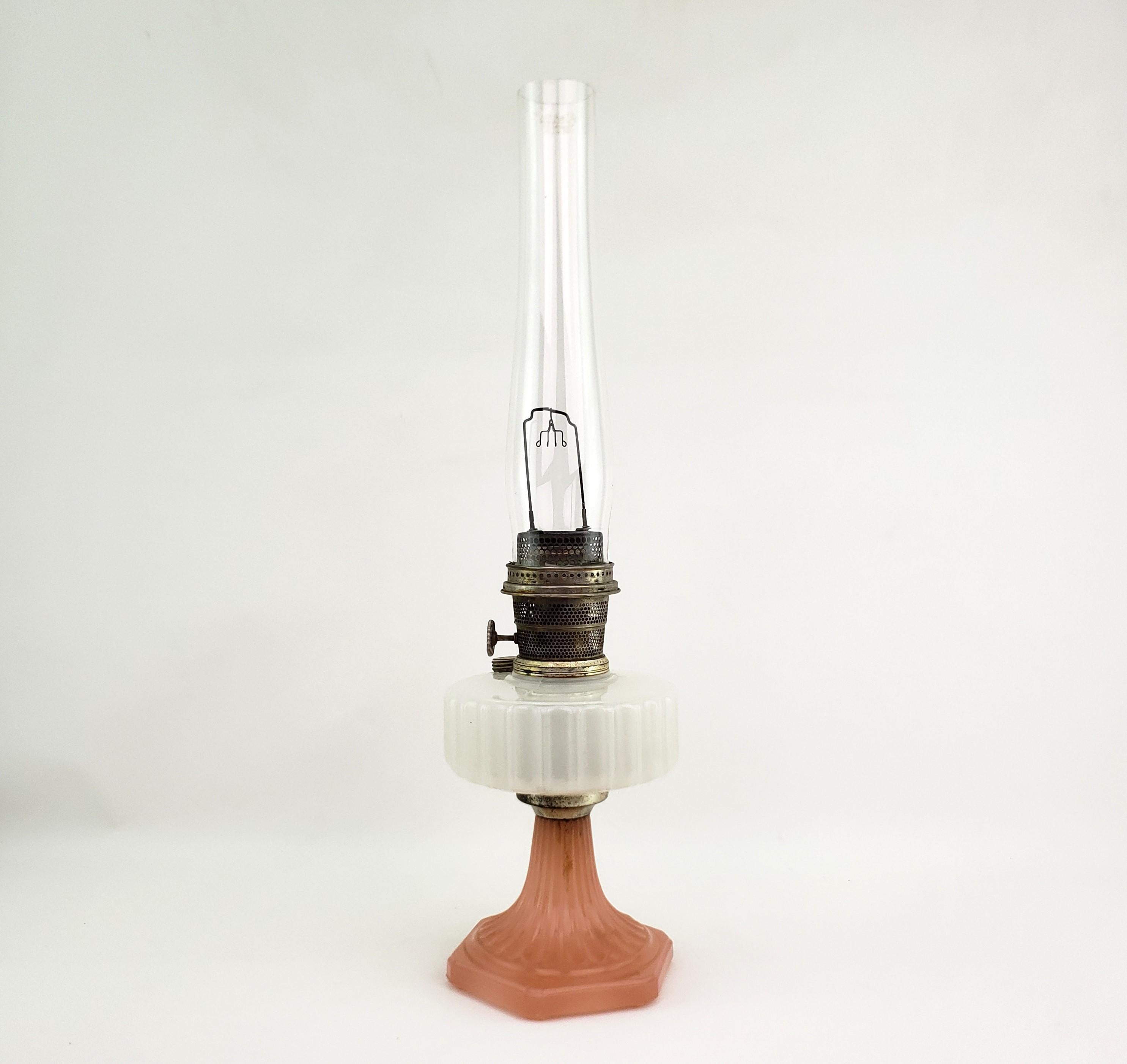 Américain Ancienne lampe de bureau Aladdin en verre Kerosene rose et pierre de lune avec brûleur modèle 13 en vente