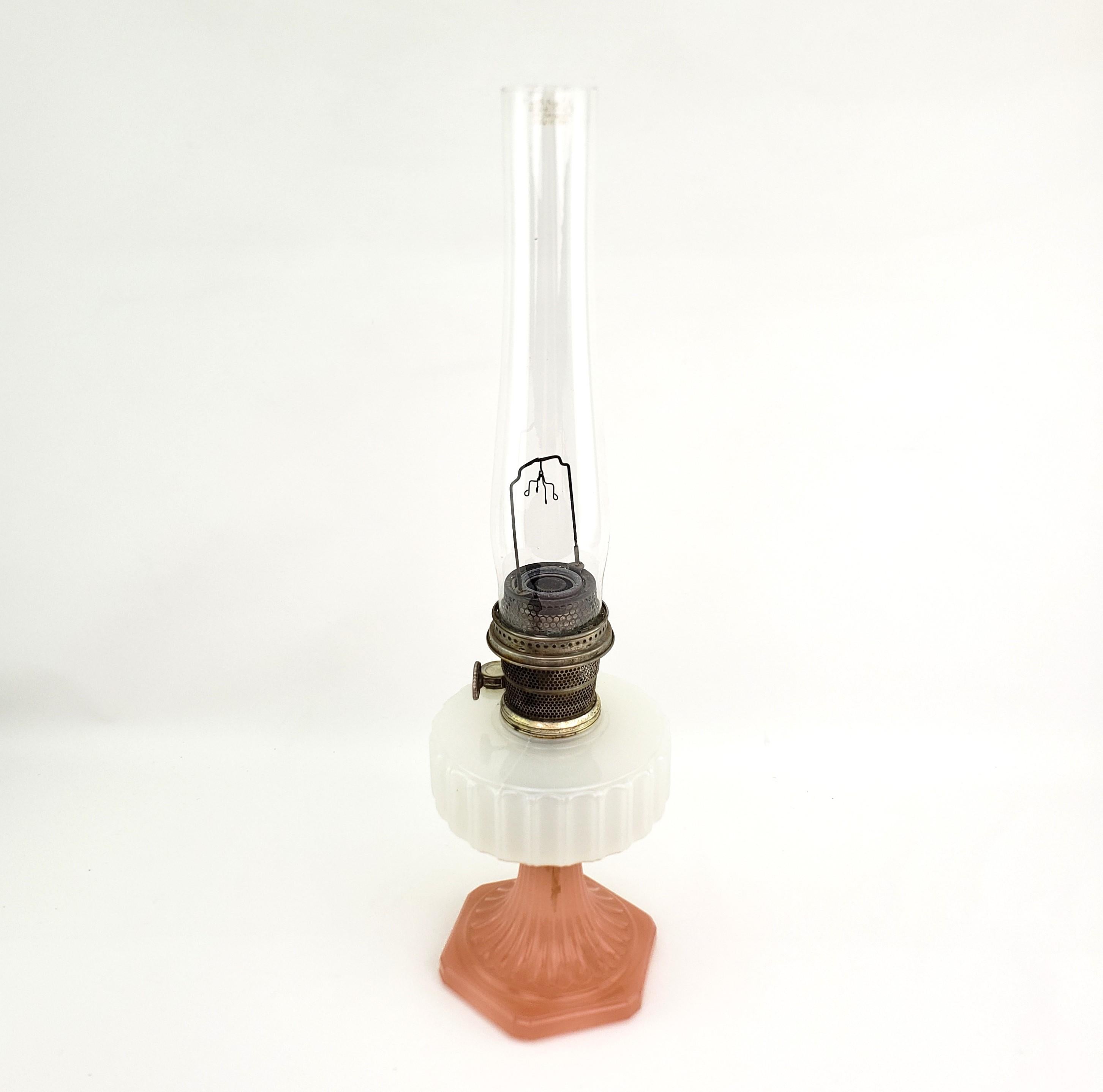 Fait à la machine Ancienne lampe de bureau Aladdin en verre Kerosene rose et pierre de lune avec brûleur modèle 13 en vente