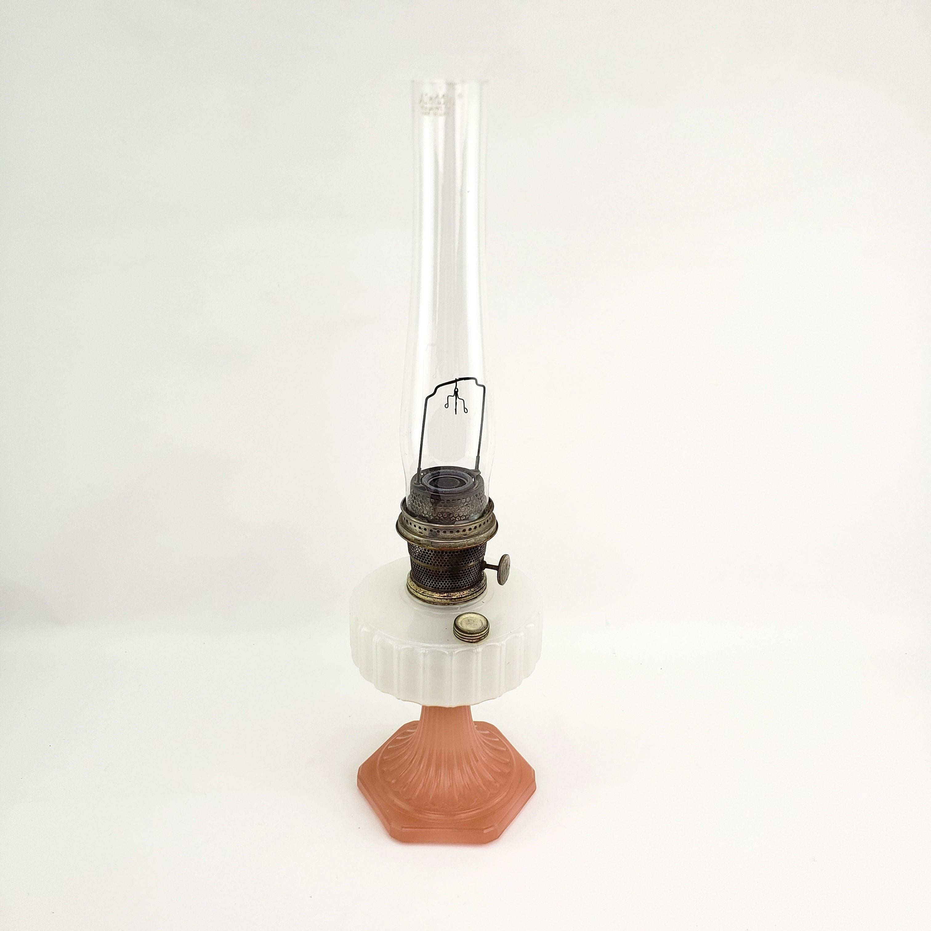 20ième siècle Ancienne lampe de bureau Aladdin en verre Kerosene rose et pierre de lune avec brûleur modèle 13 en vente