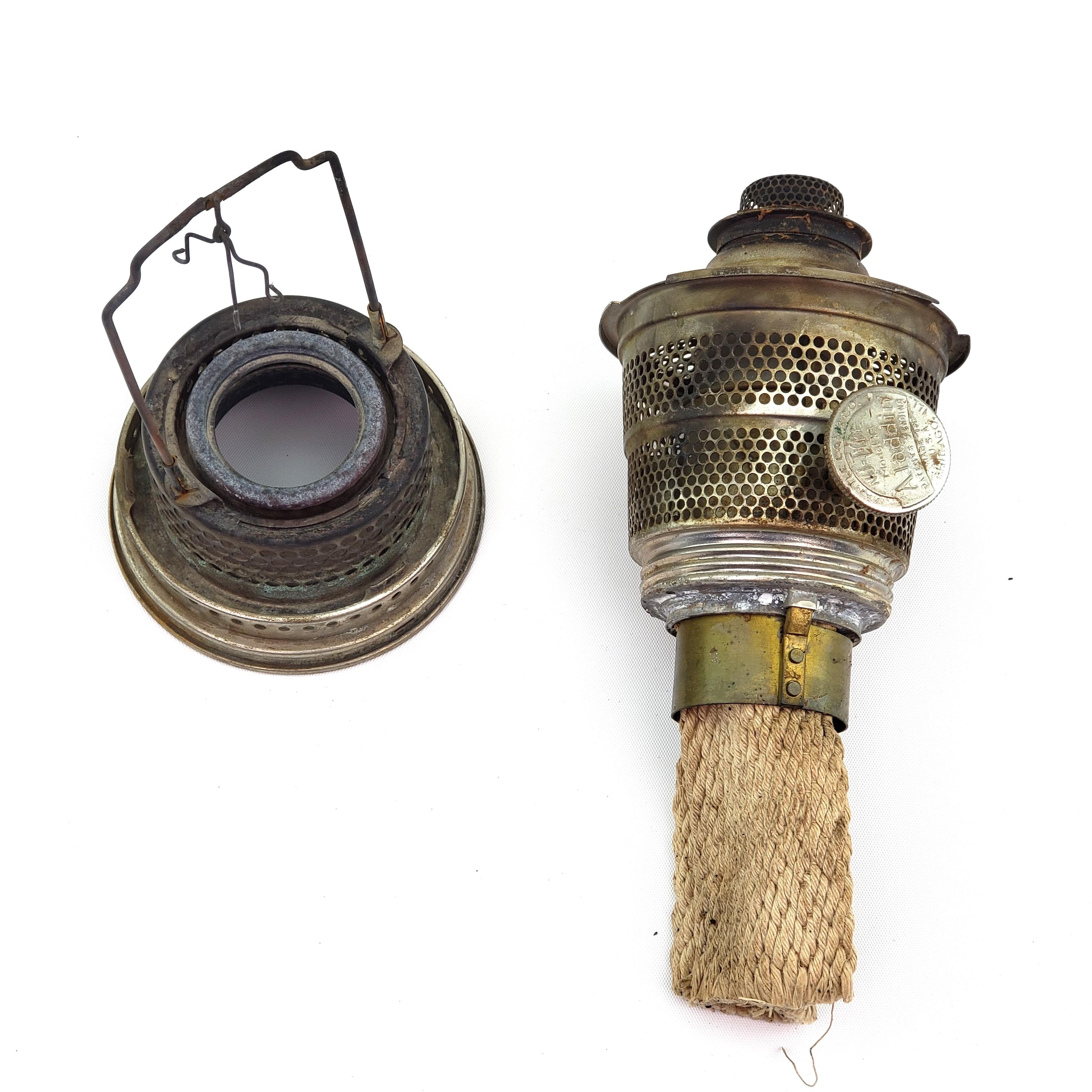 Laiton Ancienne lampe de bureau Aladdin en verre Kerosene rose et pierre de lune avec brûleur modèle 13 en vente