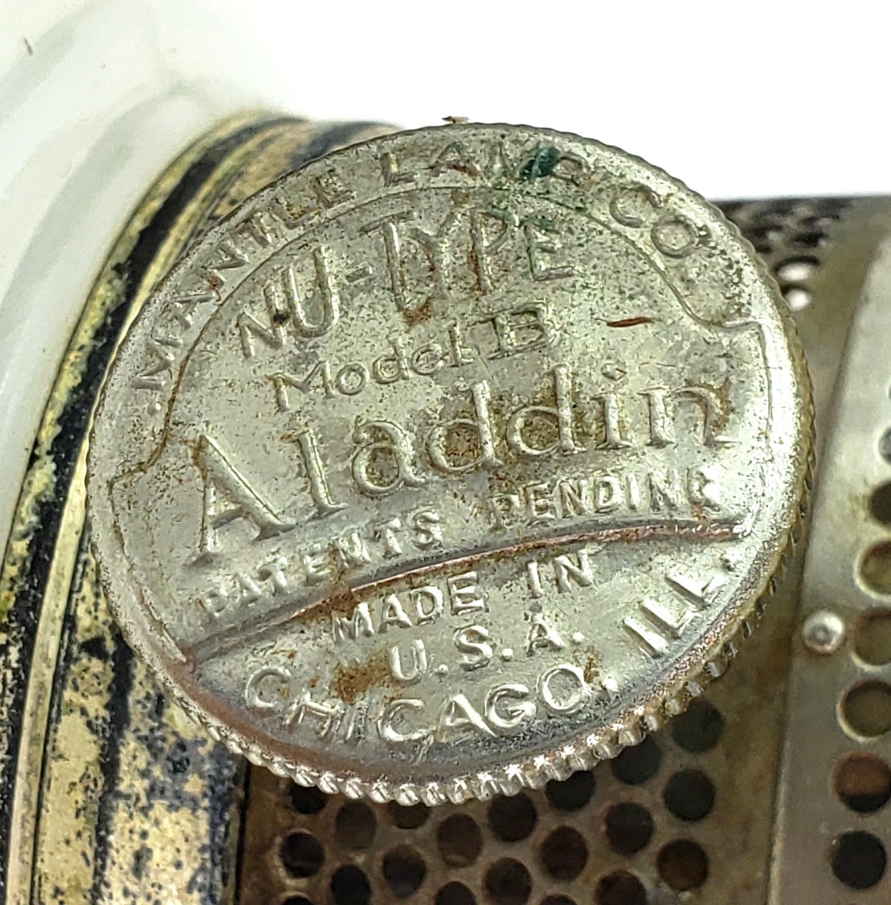 Ancienne lampe de bureau Aladdin en verre Kerosene rose et pierre de lune avec brûleur modèle 13 en vente 1