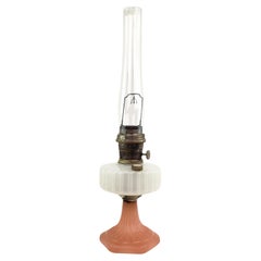 Antica lampada da tavolo a cherosene in vetro rosa e pietra di luna Aladdin con bruciatore Model 13
