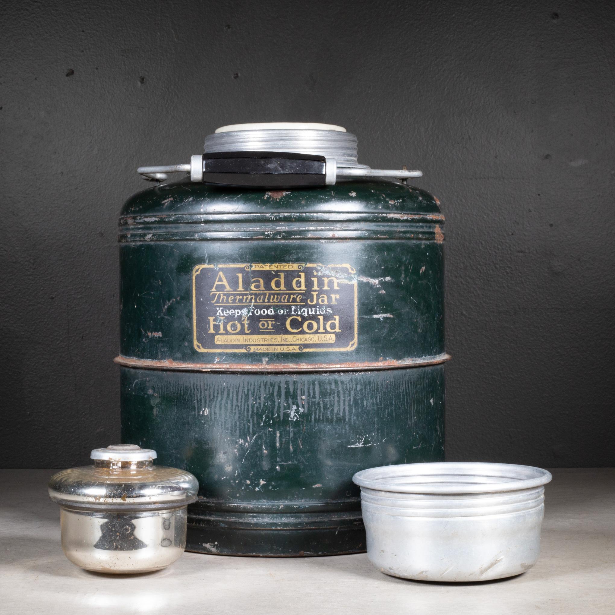 ACERCA DE

Termo grande caliente o frío vintage de la marca Aladdin con asa de baquelita, interior de porcelana, tapa de cristal de mercurio y tapón de aluminio para líquidos o sopa. Etiqueta original en la parte delantera

    CREADOR Industrias