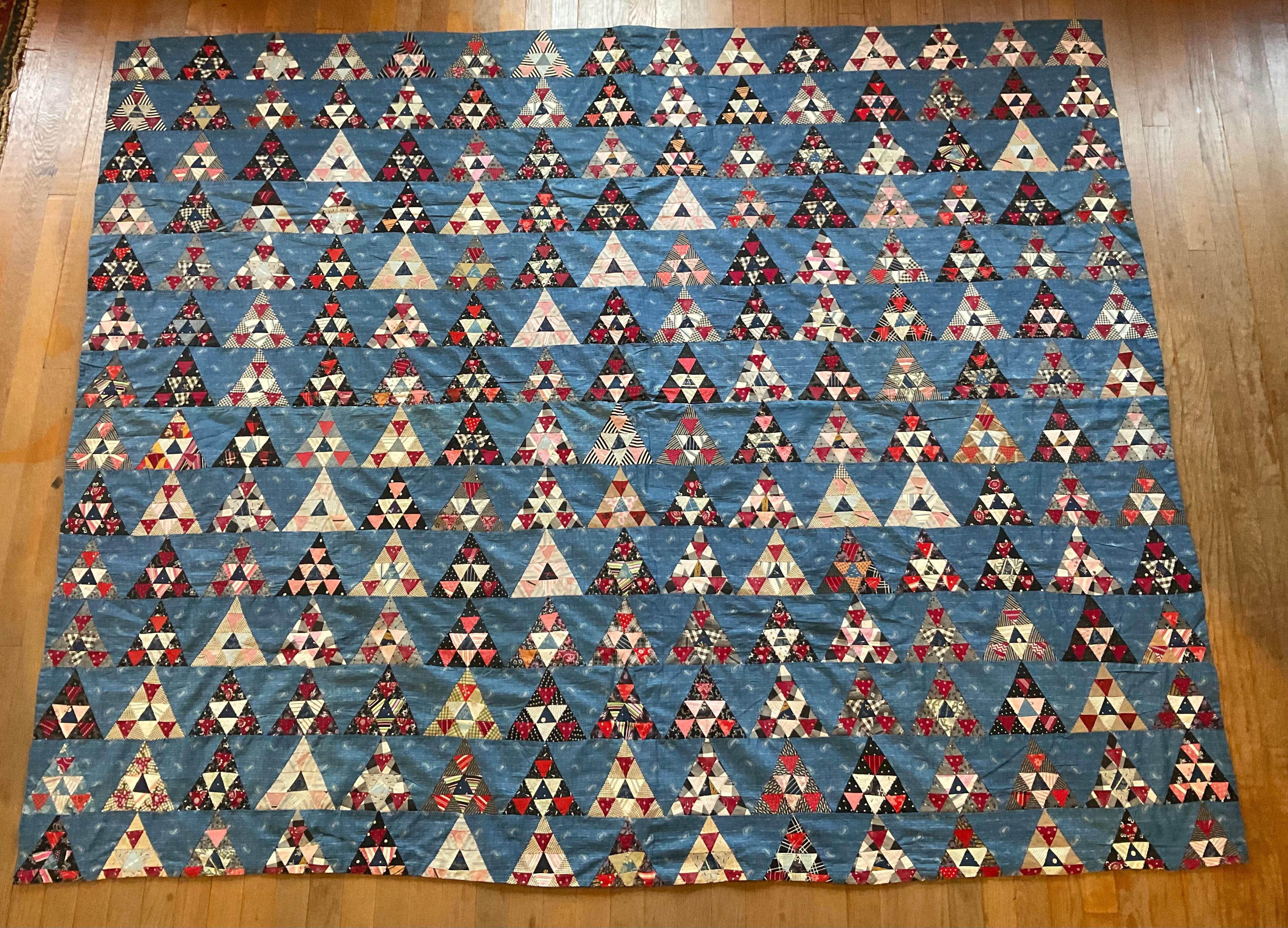 Americano Trapunta antica a triangolo e mezzo quadrato interamente in cotone con triangolo e mezzo quadrato Circa 1900-1940 in vendita