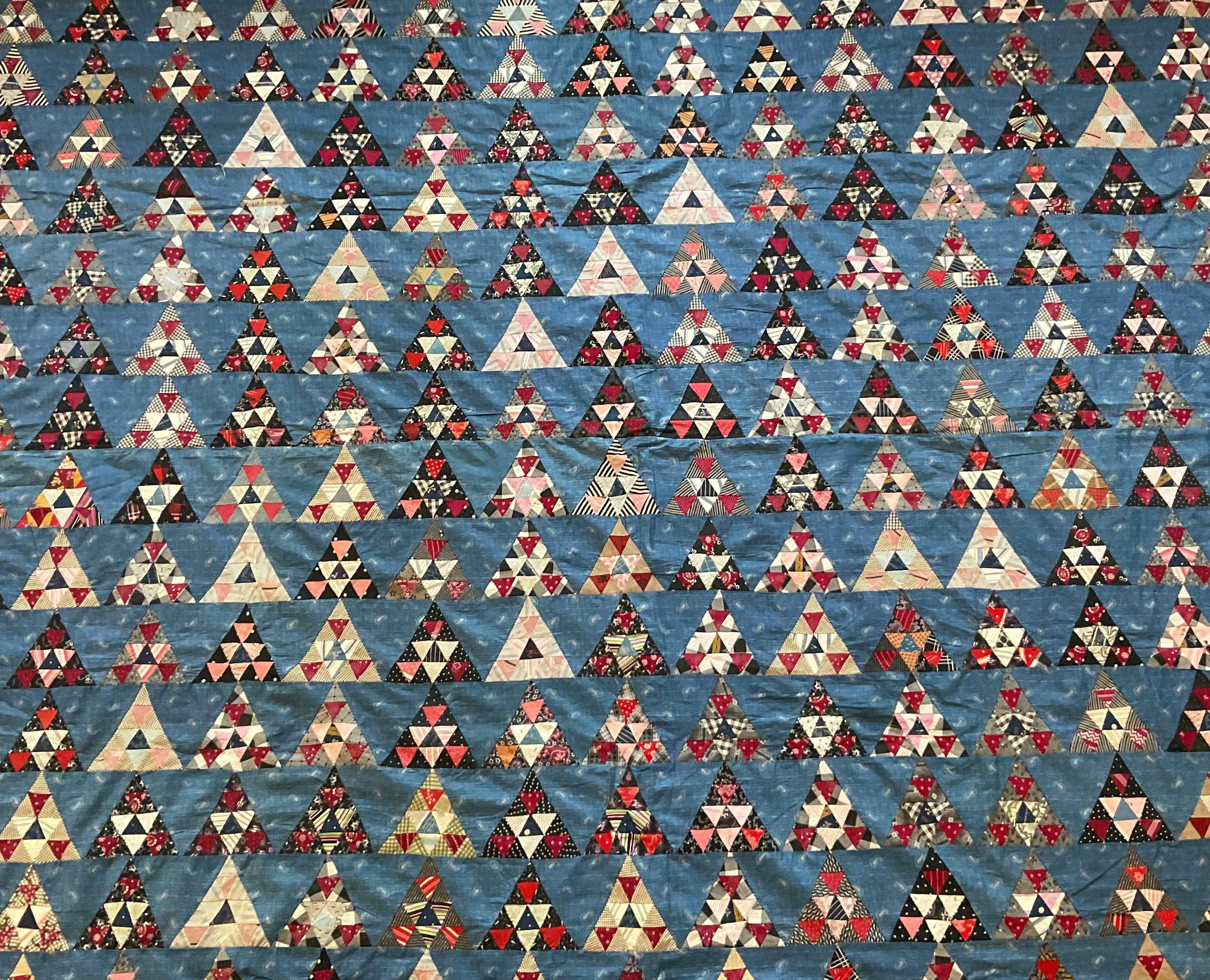 Fatto a mano Trapunta antica a triangolo e mezzo quadrato interamente in cotone con triangolo e mezzo quadrato Circa 1900-1940 in vendita
