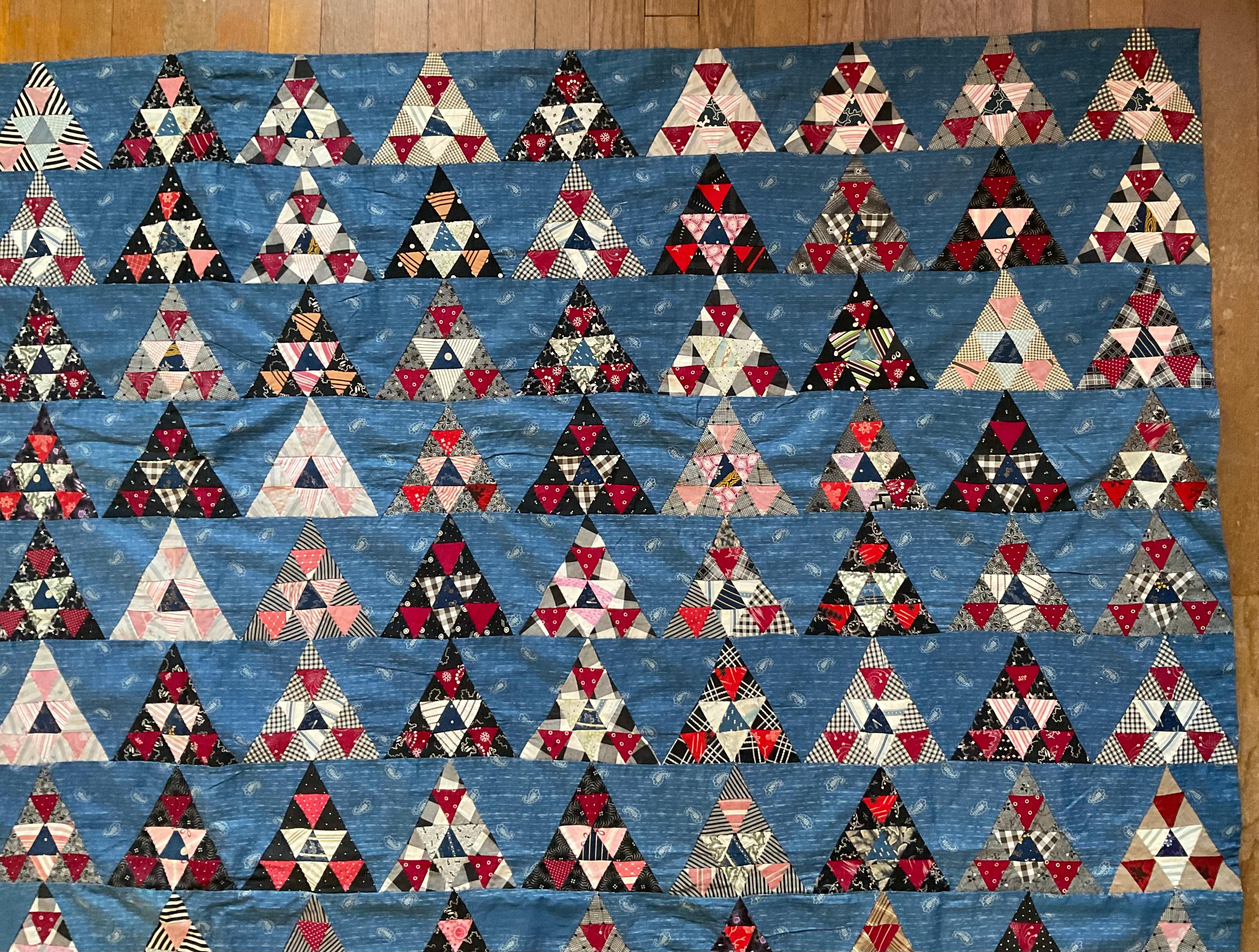 Trapunta antica a triangolo e mezzo quadrato interamente in cotone con triangolo e mezzo quadrato Circa 1900-1940 In condizioni buone in vendita a Delray Beach, FL