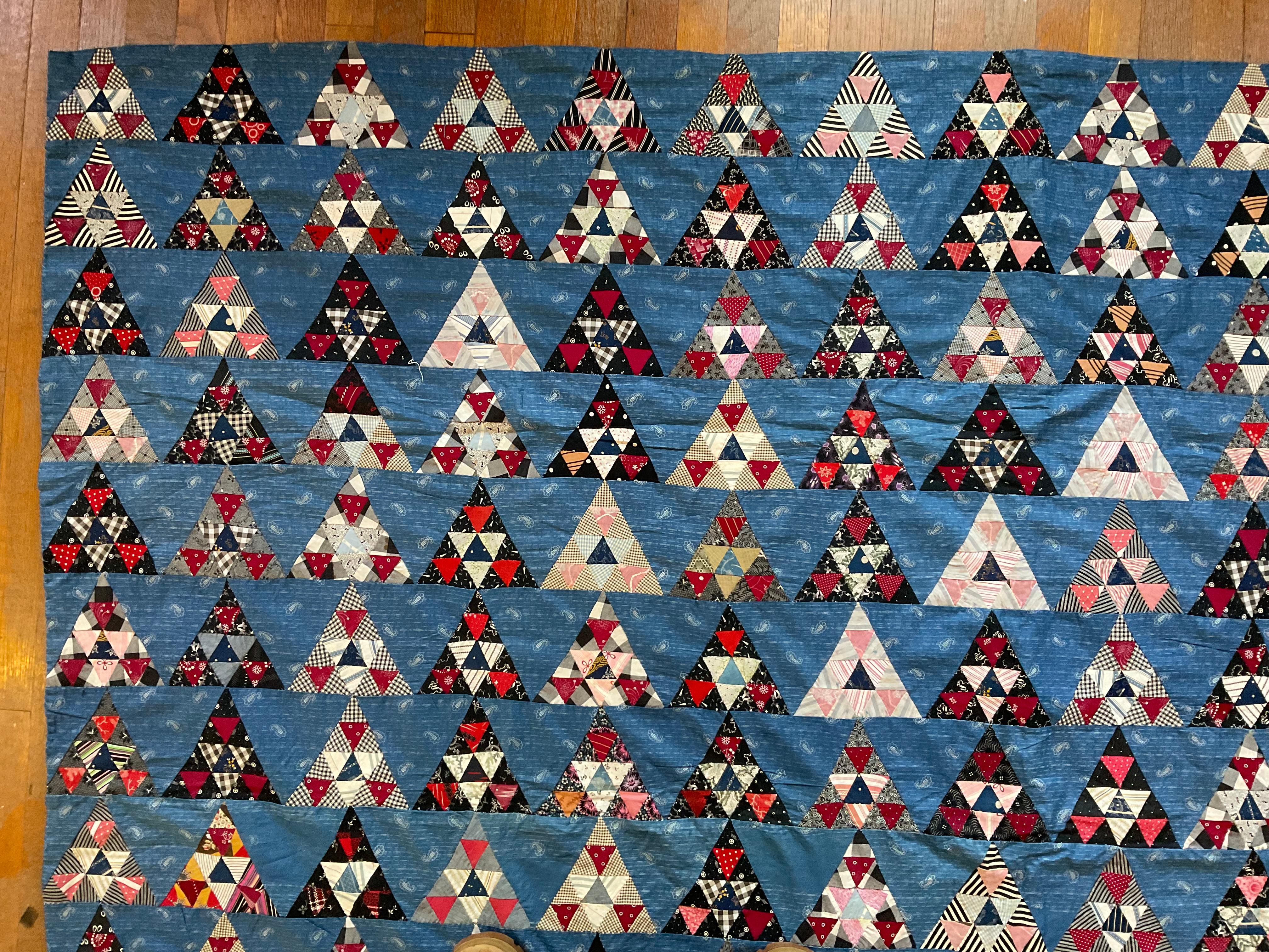 XX secolo Trapunta antica a triangolo e mezzo quadrato interamente in cotone con triangolo e mezzo quadrato Circa 1900-1940 in vendita