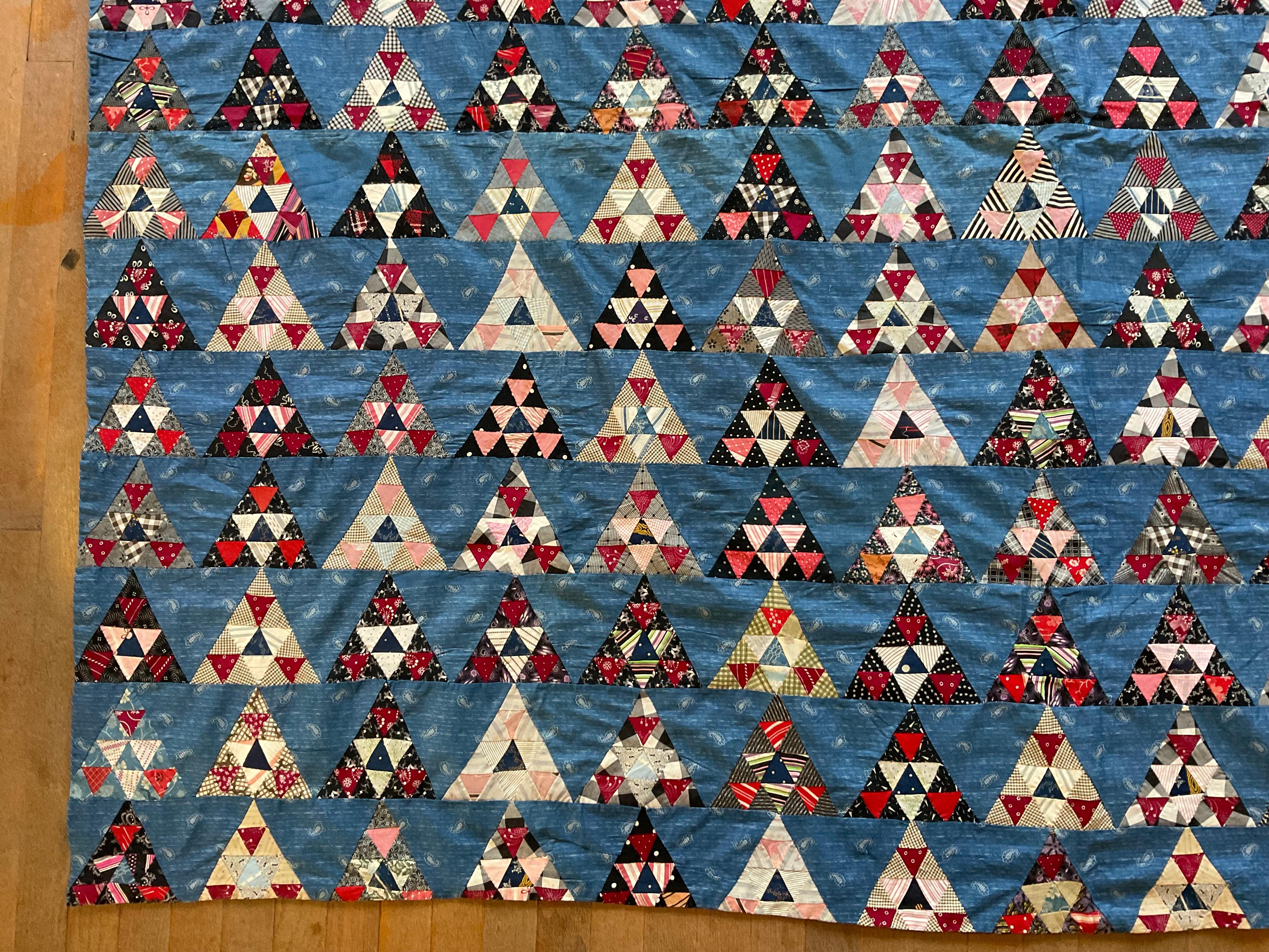 Cotone Trapunta antica a triangolo e mezzo quadrato interamente in cotone con triangolo e mezzo quadrato Circa 1900-1940 in vendita