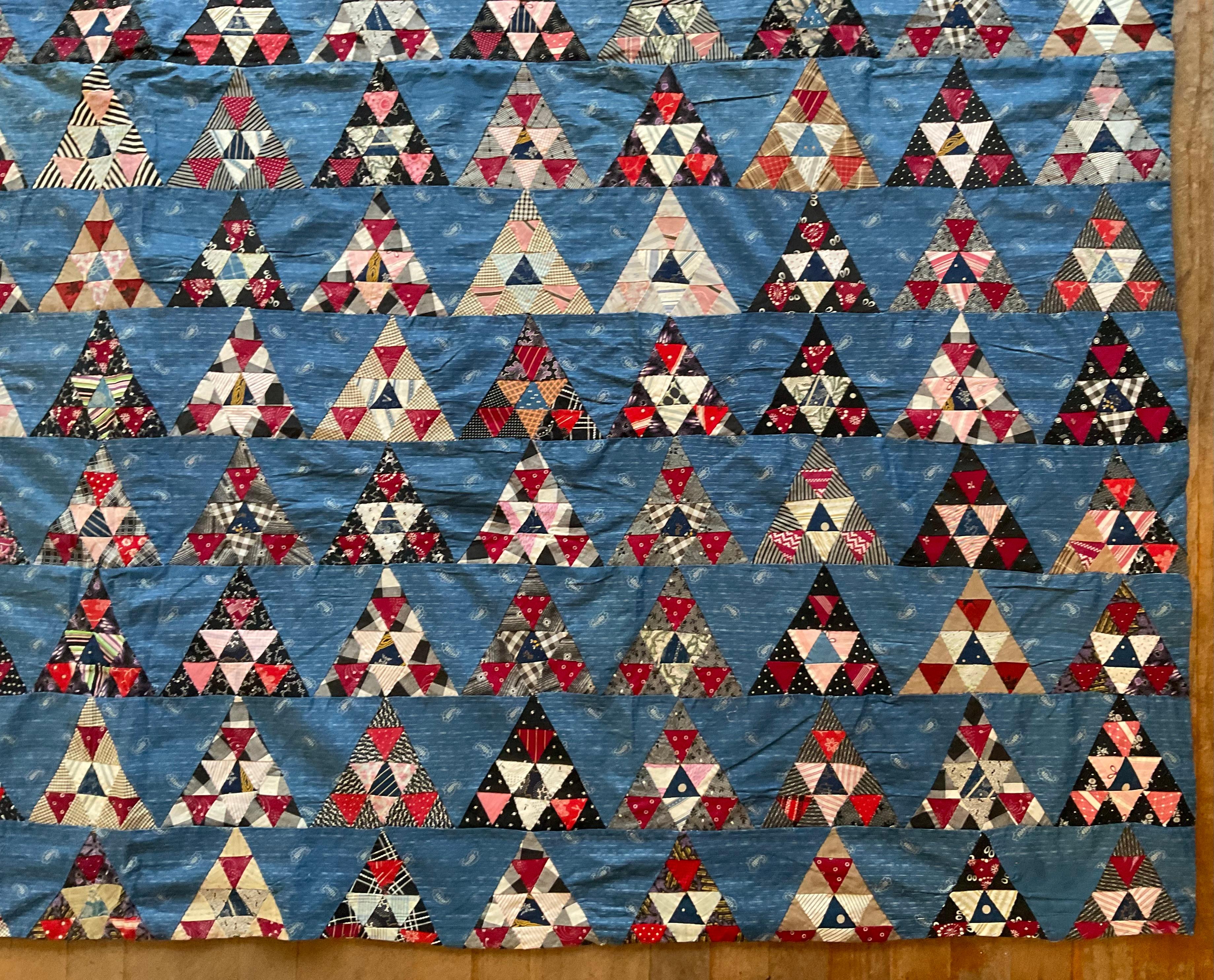 Trapunta antica a triangolo e mezzo quadrato interamente in cotone con triangolo e mezzo quadrato Circa 1900-1940 in vendita 1