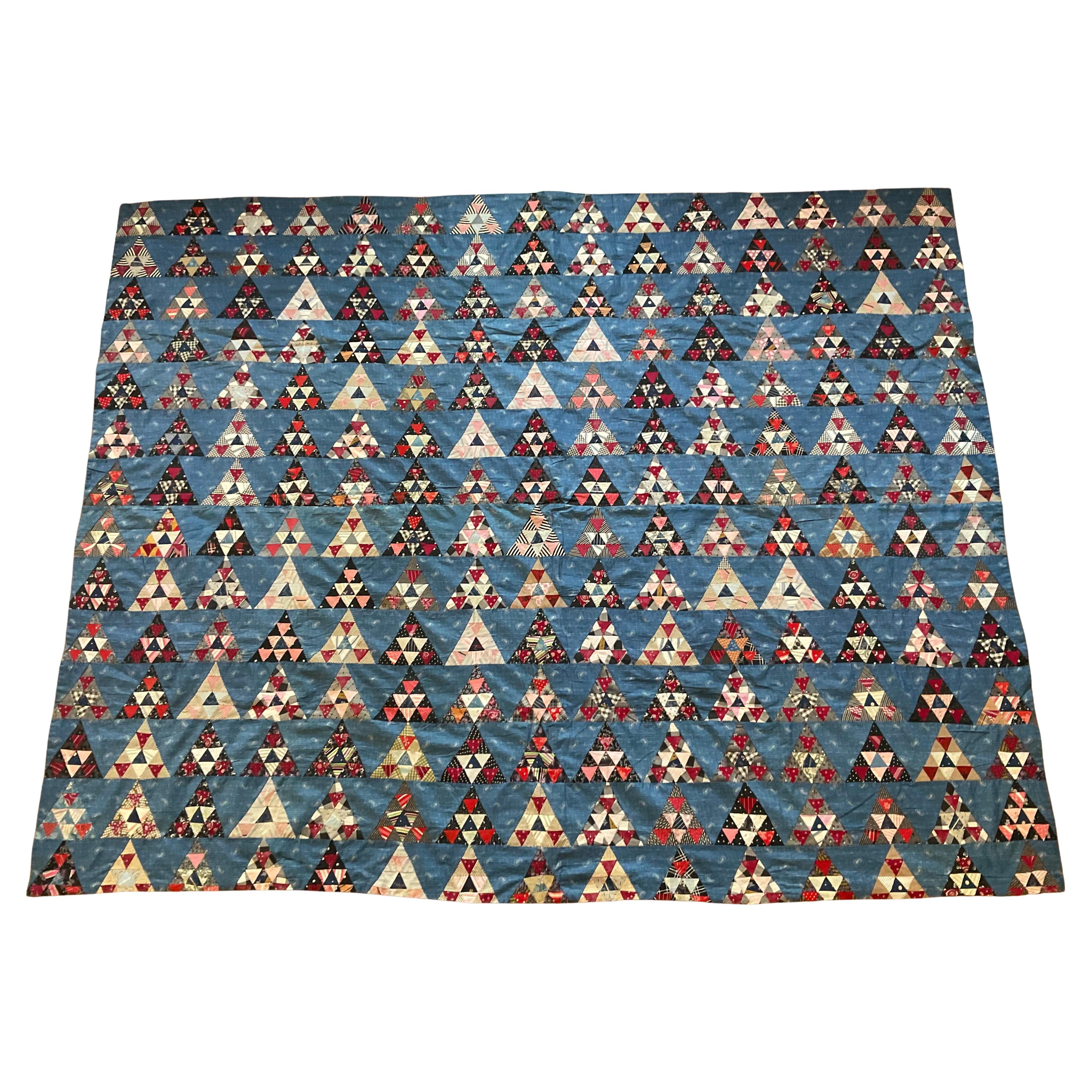 Trapunta antica a triangolo e mezzo quadrato interamente in cotone con triangolo e mezzo quadrato Circa 1900-1940 in vendita