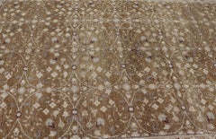 Alfombra Oushak antigua con diseño integral de flores en tonos marfil y verde oliva