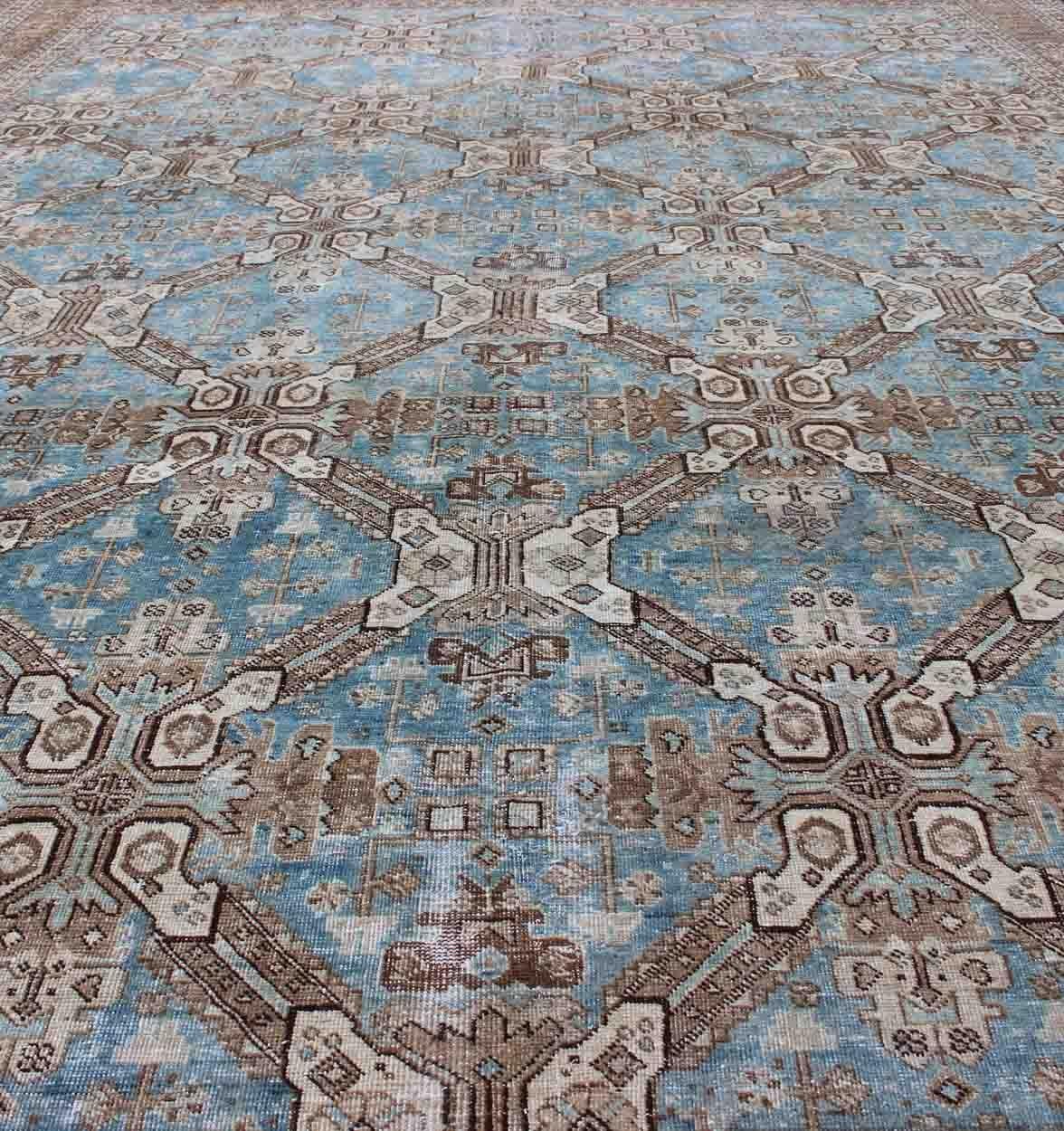 Laine Tapis Tabriz géométrique persan ancien à motif universel en bleu et taupe en vente