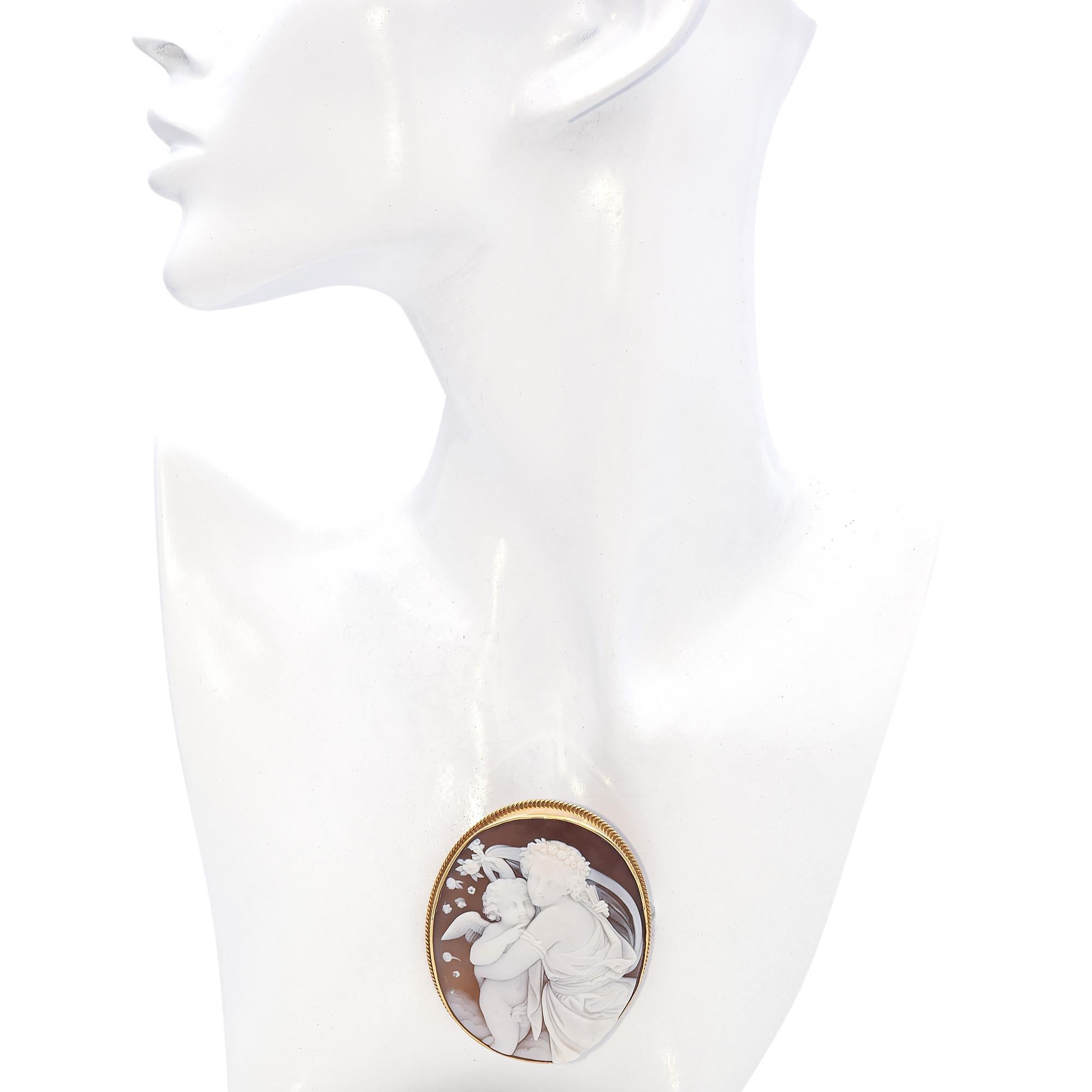 Cette broche camée capture magnifiquement l'essence du printemps grâce à un travail artisanal exquis. Le camée finement sculpté représente une allégorie du printemps, mettant en scène une jeune fille sereine parée de fleurs épanouies dans ses