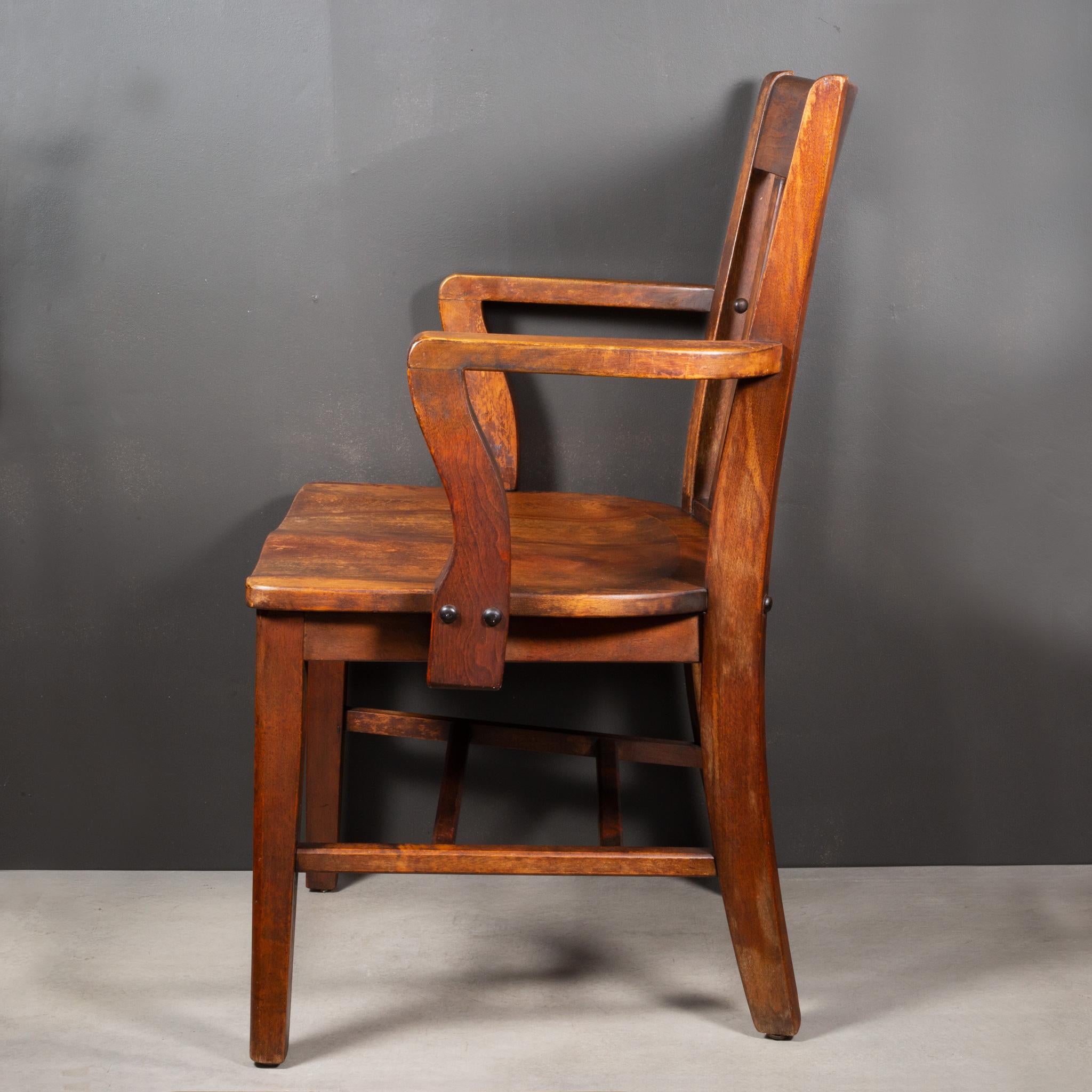 ACERCA DE

Una antigua silla de escritorio de banquero de roble macizo con brazos curvados y asiento esculpido. Esta silla tiene una gran pátina y conserva gran parte de su acabado original.

    CREADOR Allen Chair Company, West Concord, Mass. 
   