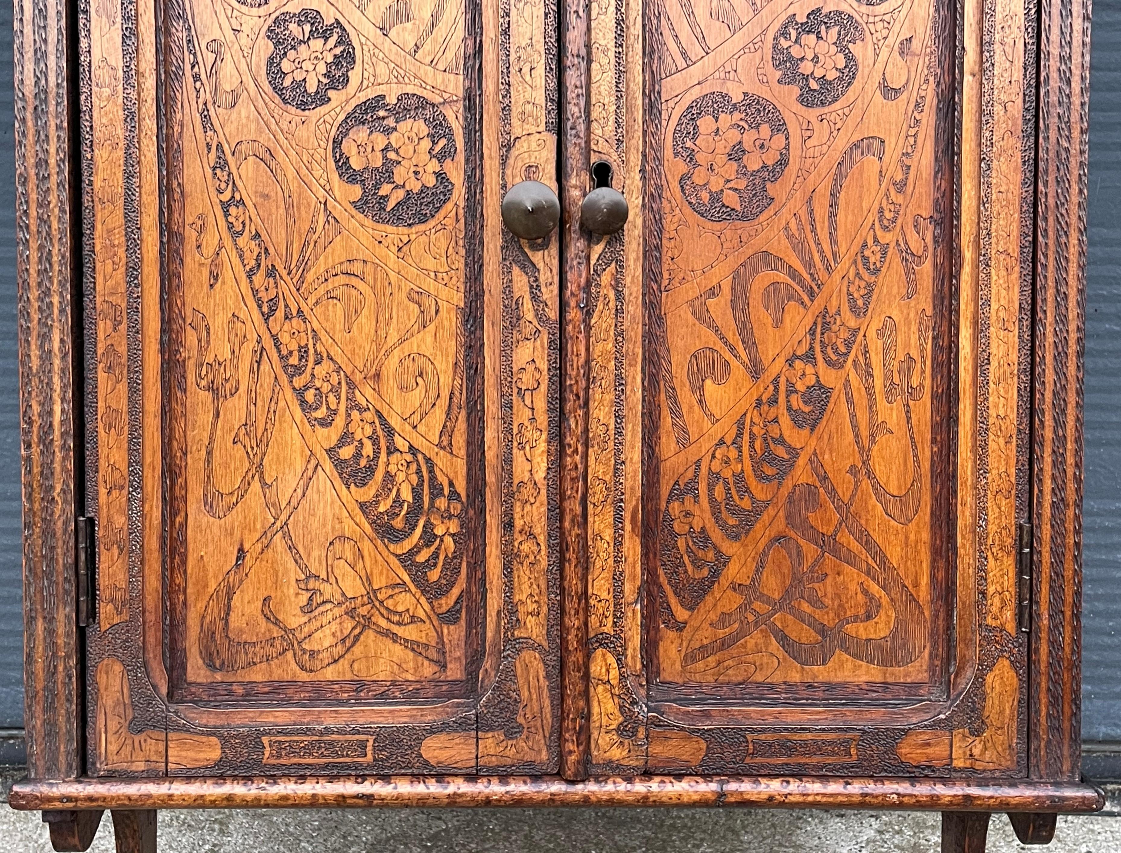 Antique Alphonse Mucha Style Wall Cabinet with Intricate Pokerwork Decoration In Good Condition In Lisse, NL