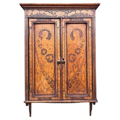 Antiker Wandschrank im Mucha-Stil von Alphonse Mucha, m. Aufwändige Pokerwork-Dekoration