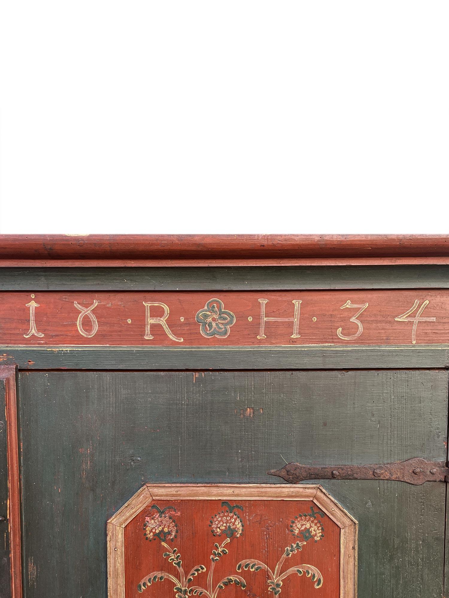 Antiguo armario pintado alpino fechado en 1834 en venta 2