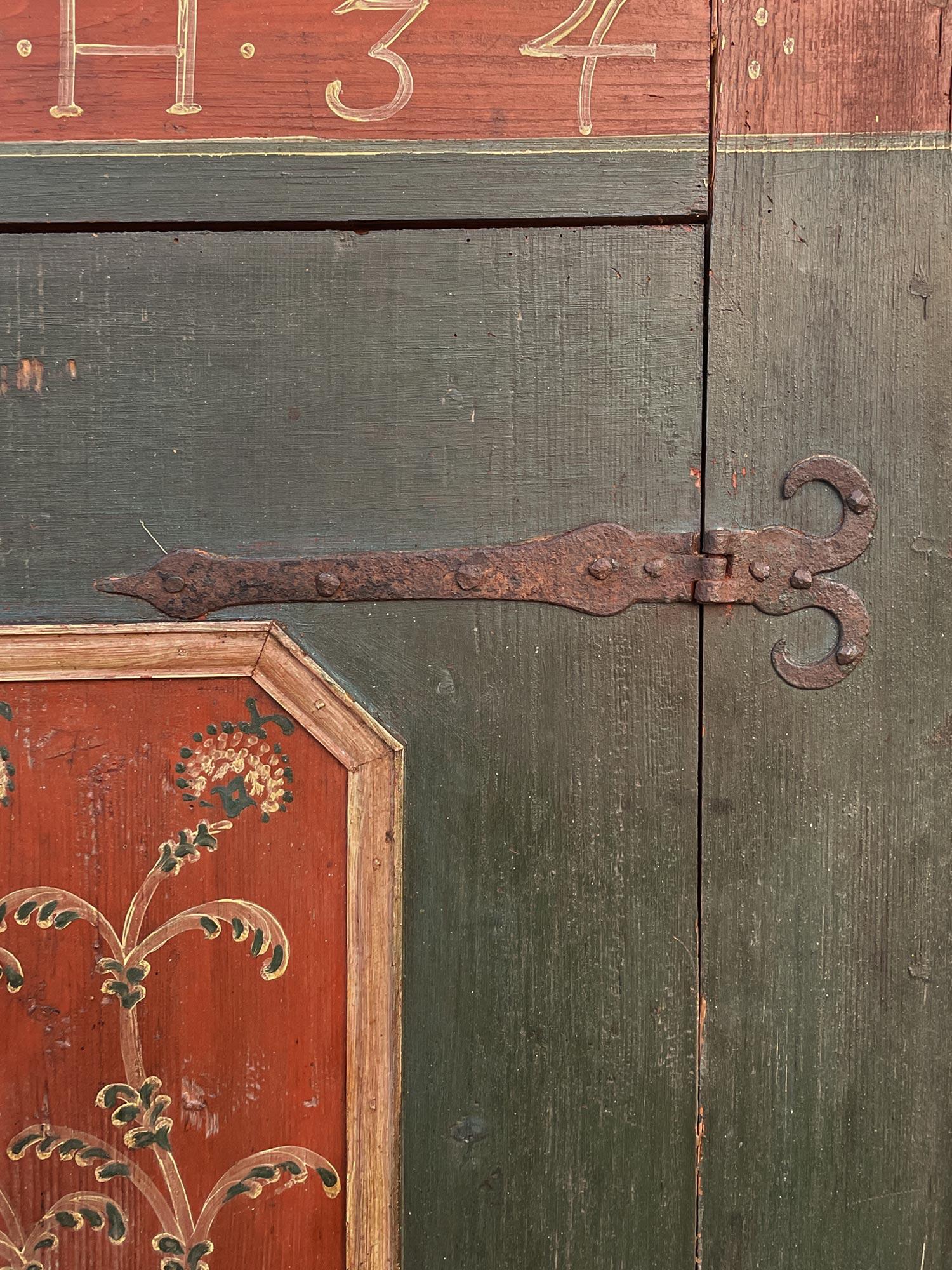 Antiguo armario pintado alpino fechado en 1834 en venta 3