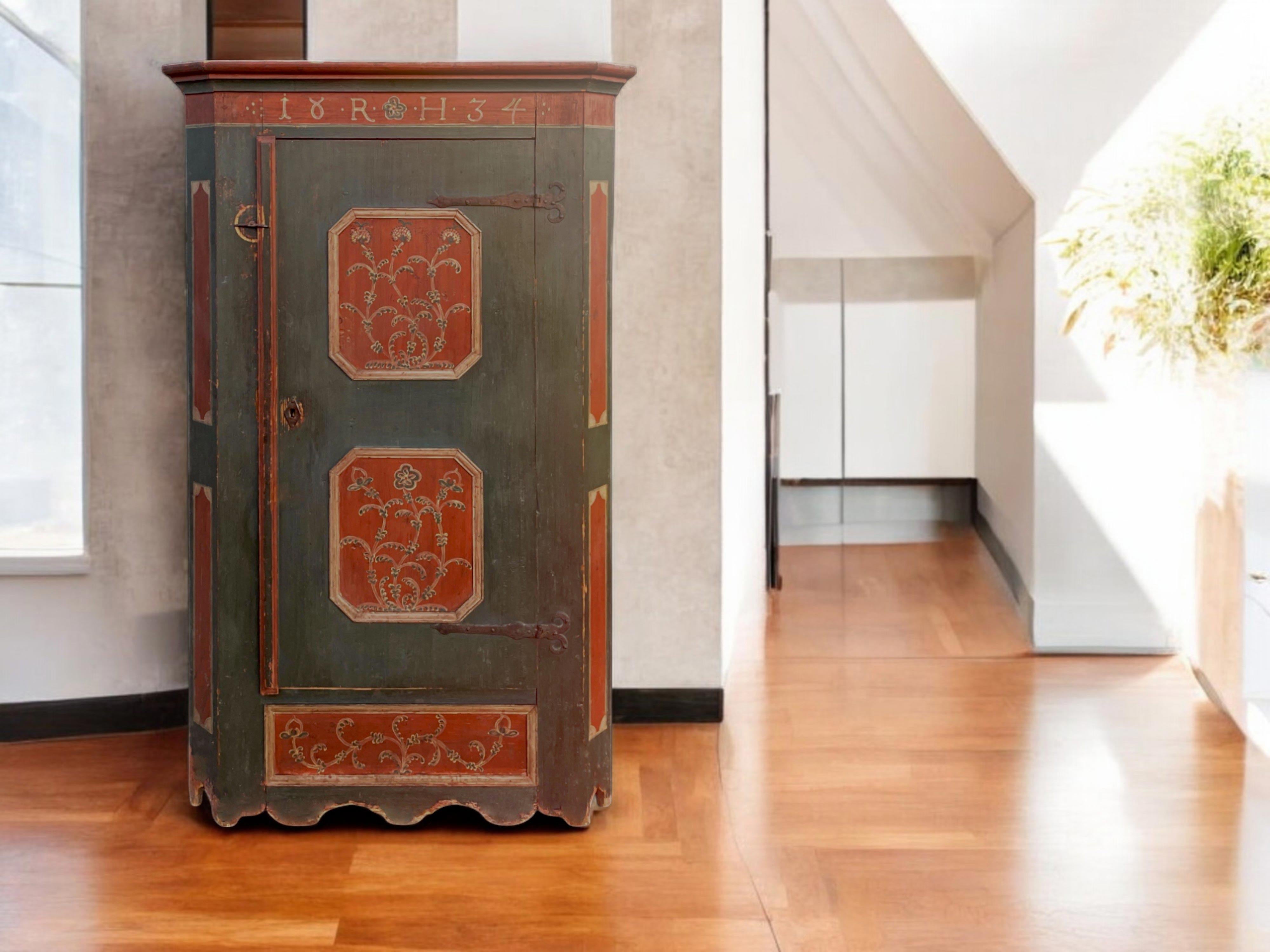 Antiguo armario pintado alpino fechado en 1834 Austrian en venta