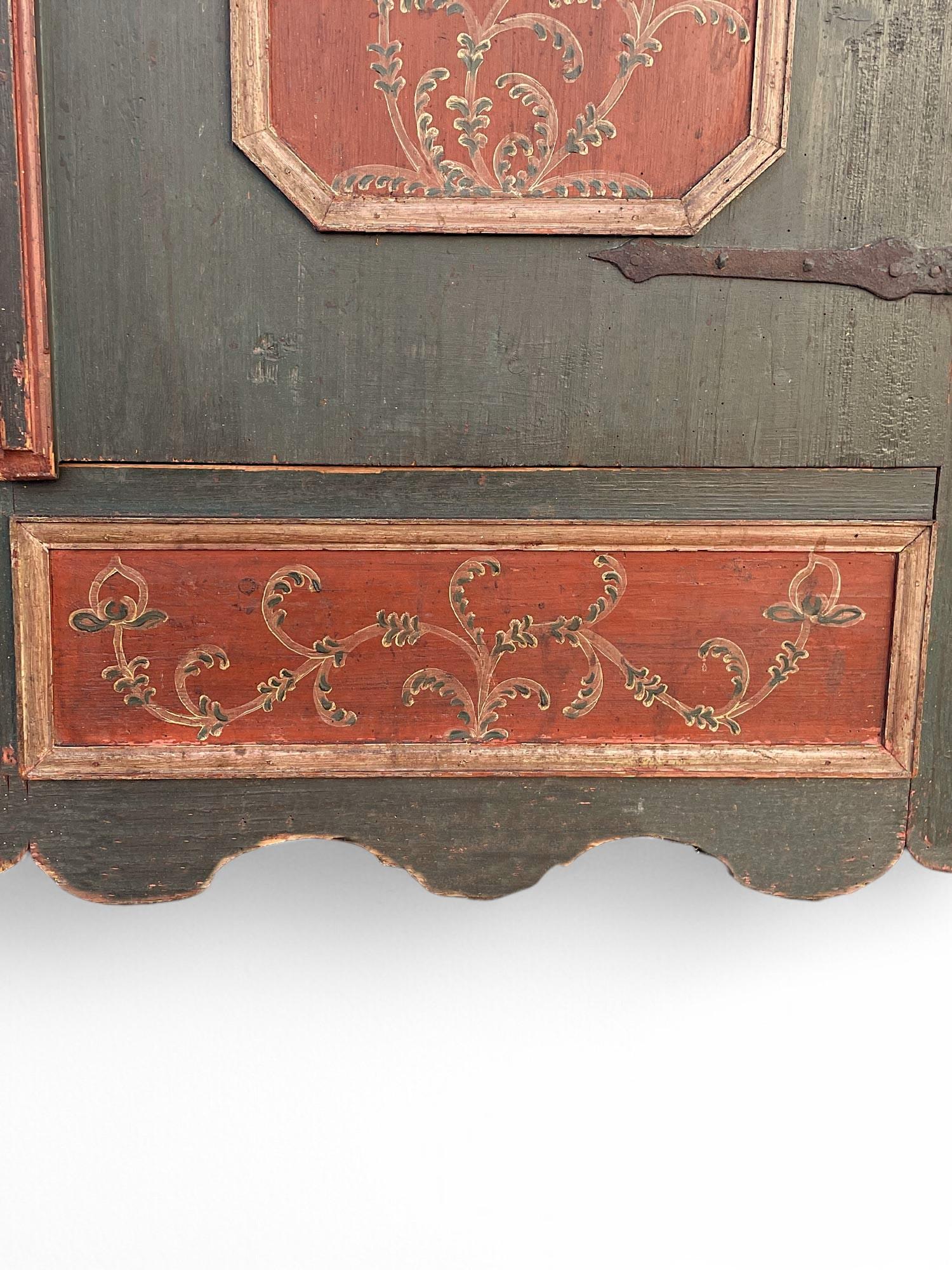 Antiguo armario pintado alpino fechado en 1834 Abeto en venta