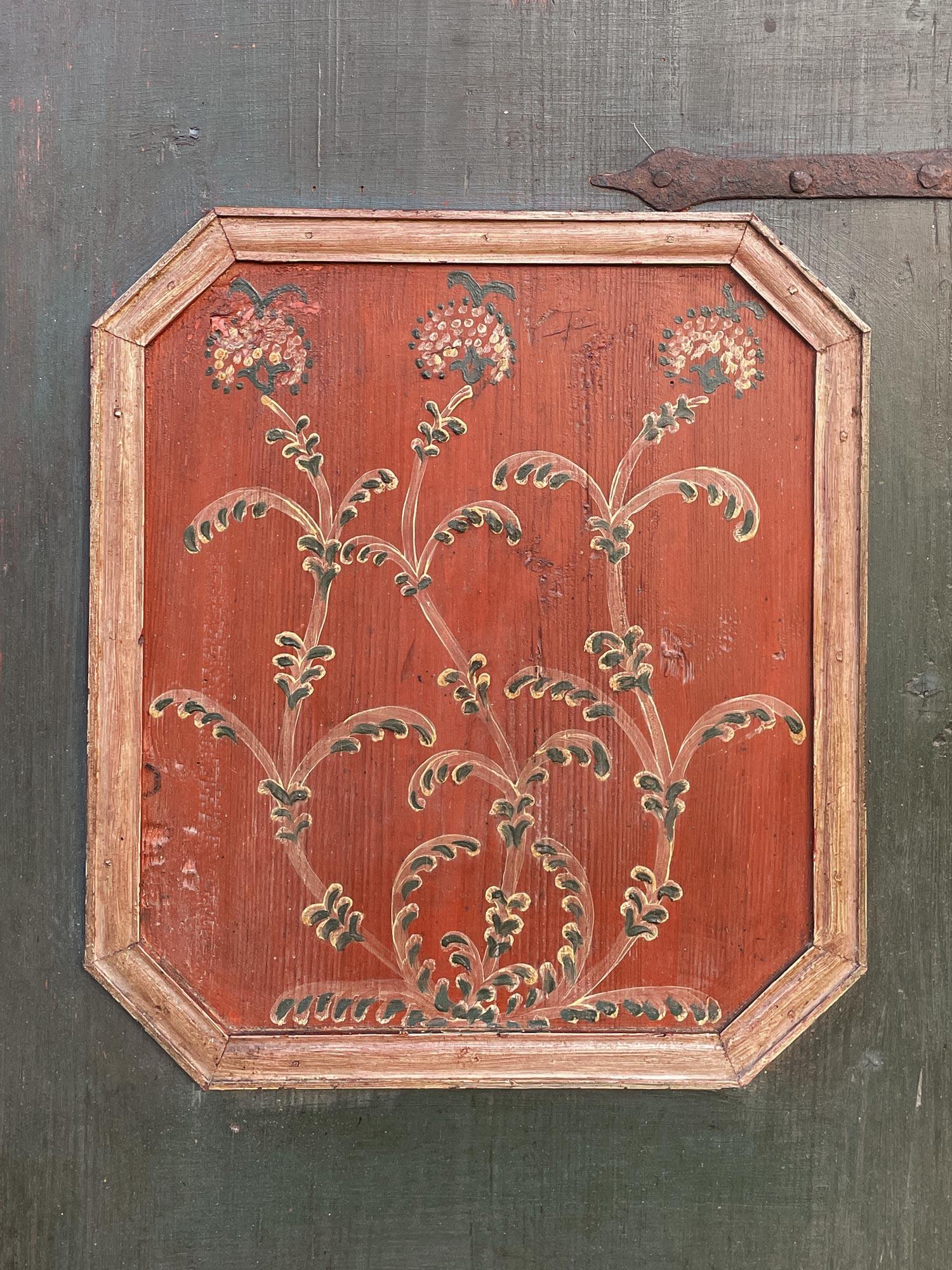 Antiguo armario pintado alpino fechado en 1834 en venta 1