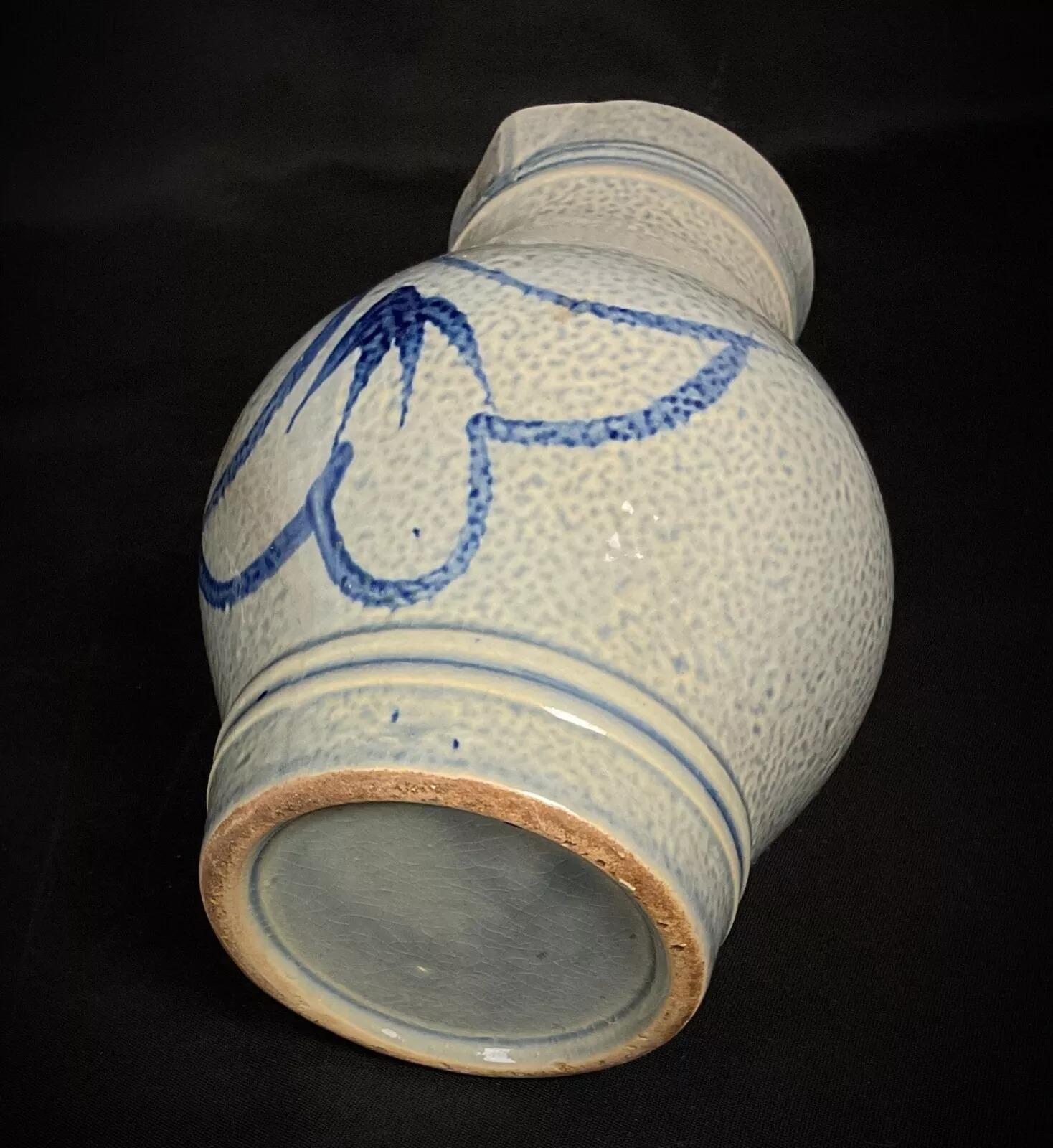 Immergiti nel patrimonio francese con questa antica brocca in gres dell'Alsazia, realizzata nel XX secolo. Con un'altezza di 7,48 pollici e un diametro massimo di 5,12 pollici (19 cm di altezza x 13 cm di diametro) e un peso di 695 grammi, questo