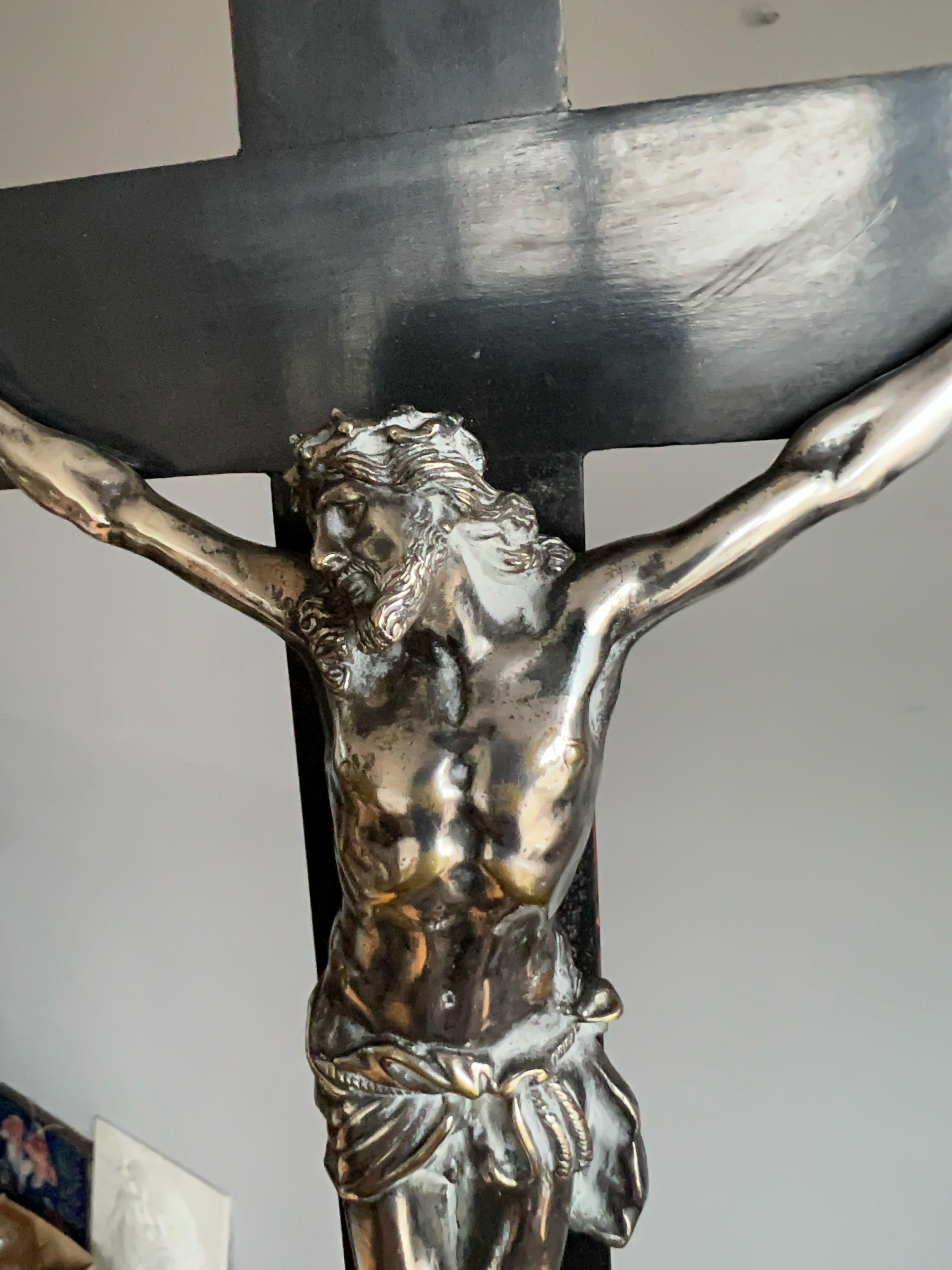 Ancienne sculpture de crucifix d'autel en bronze argenté détaillée représentant le Christ et la Monstrance en vente 10