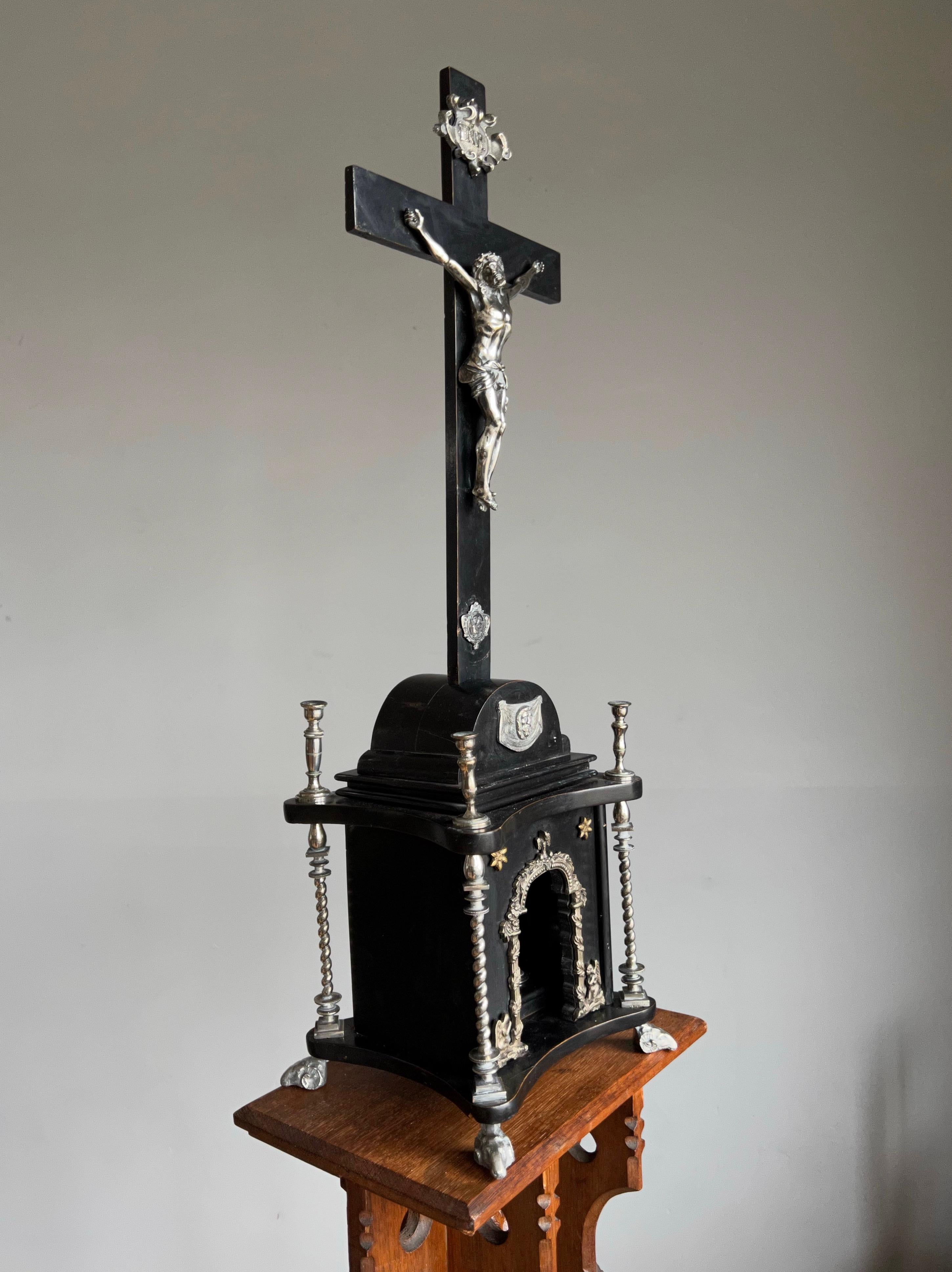 Crucifix de table unique et merveilleuse œuvre d'art religieux.

Pour nous, la déclaration la plus puissante sera toujours 
