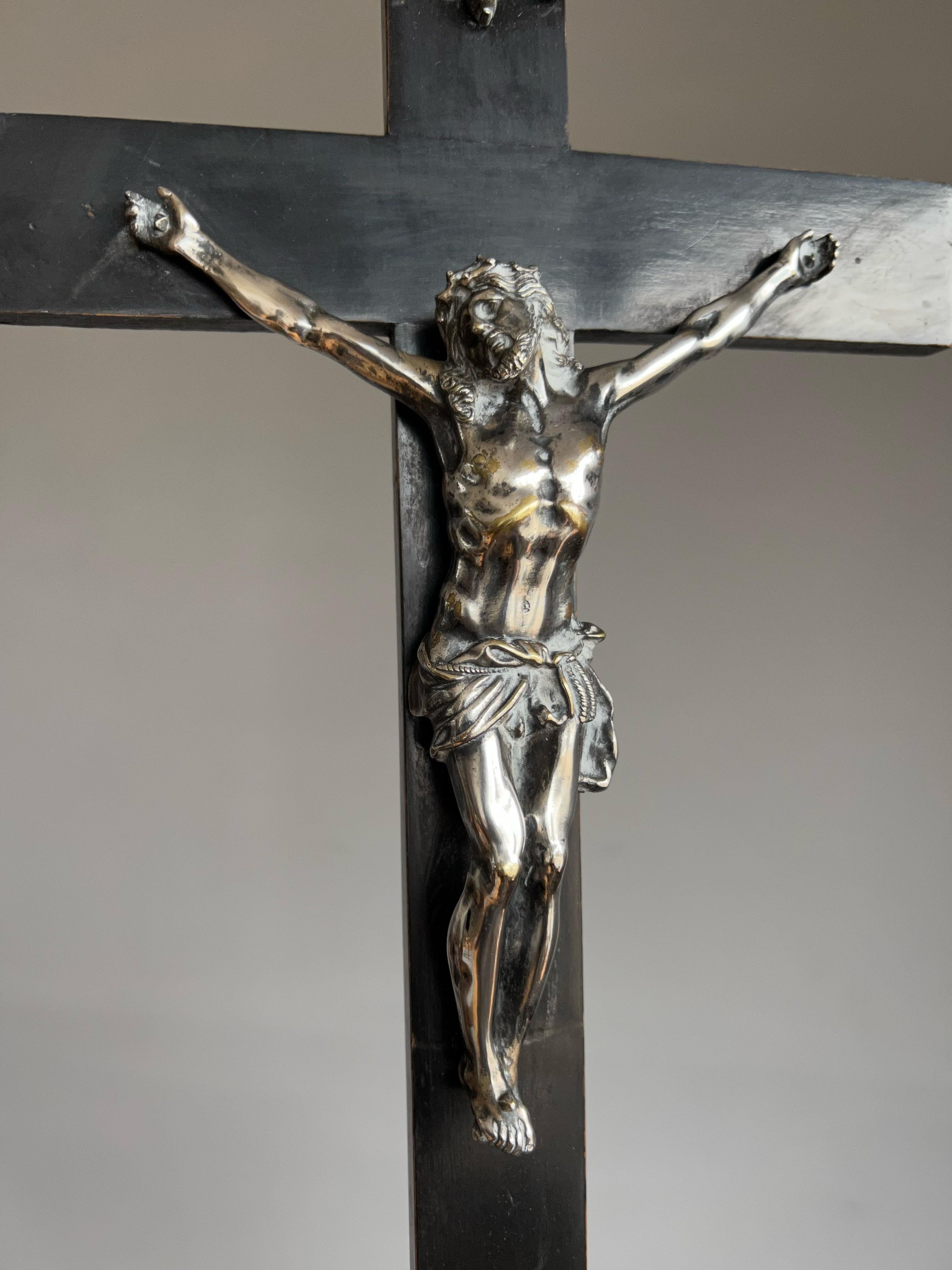 Néo-gothique Ancienne sculpture de crucifix d'autel en bronze argenté détaillée représentant le Christ et la Monstrance en vente