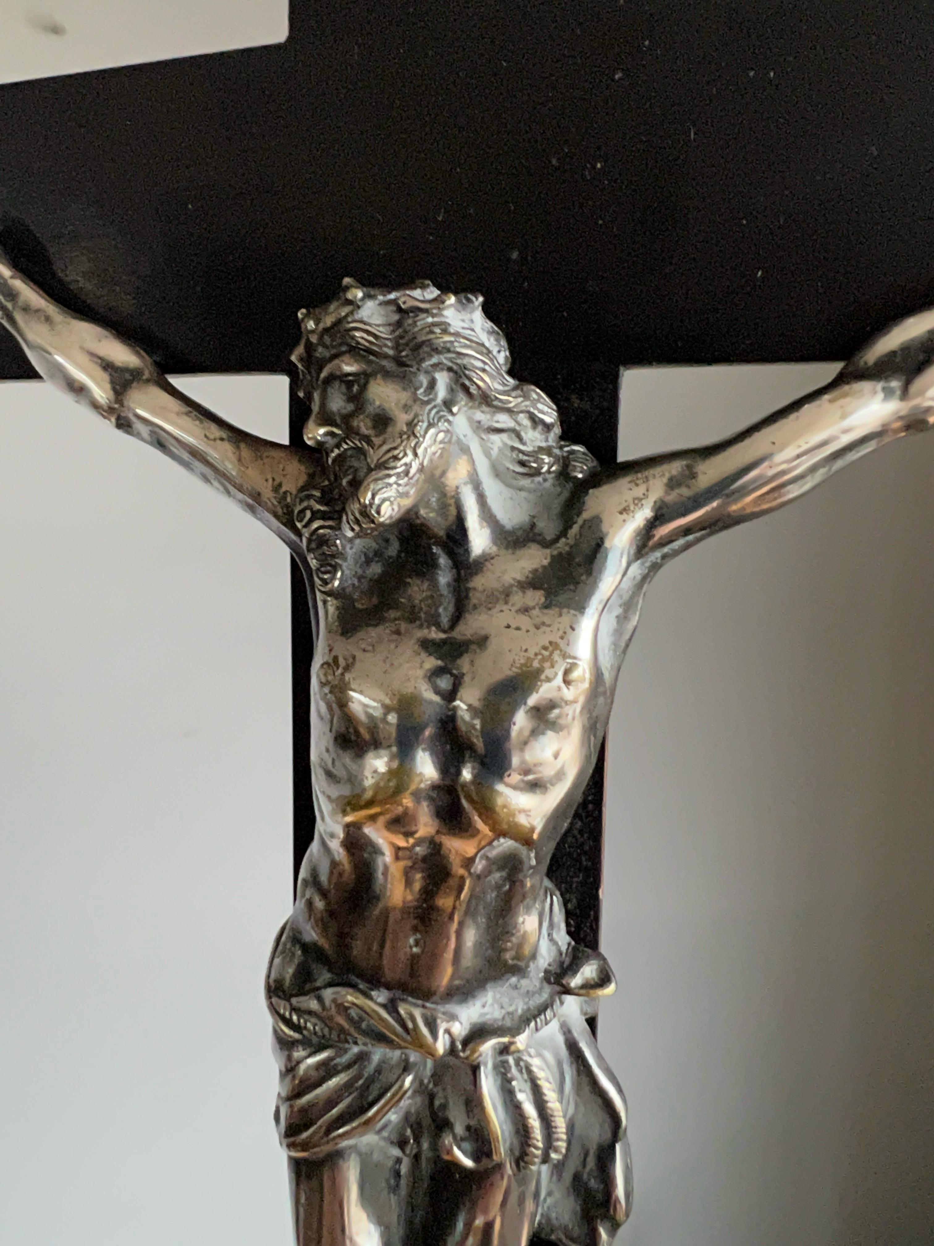 Antike, detaillierte, versilberte Bronzeskulptur von Christus und Monstrance, Altarkreuz (Europäisch) im Angebot