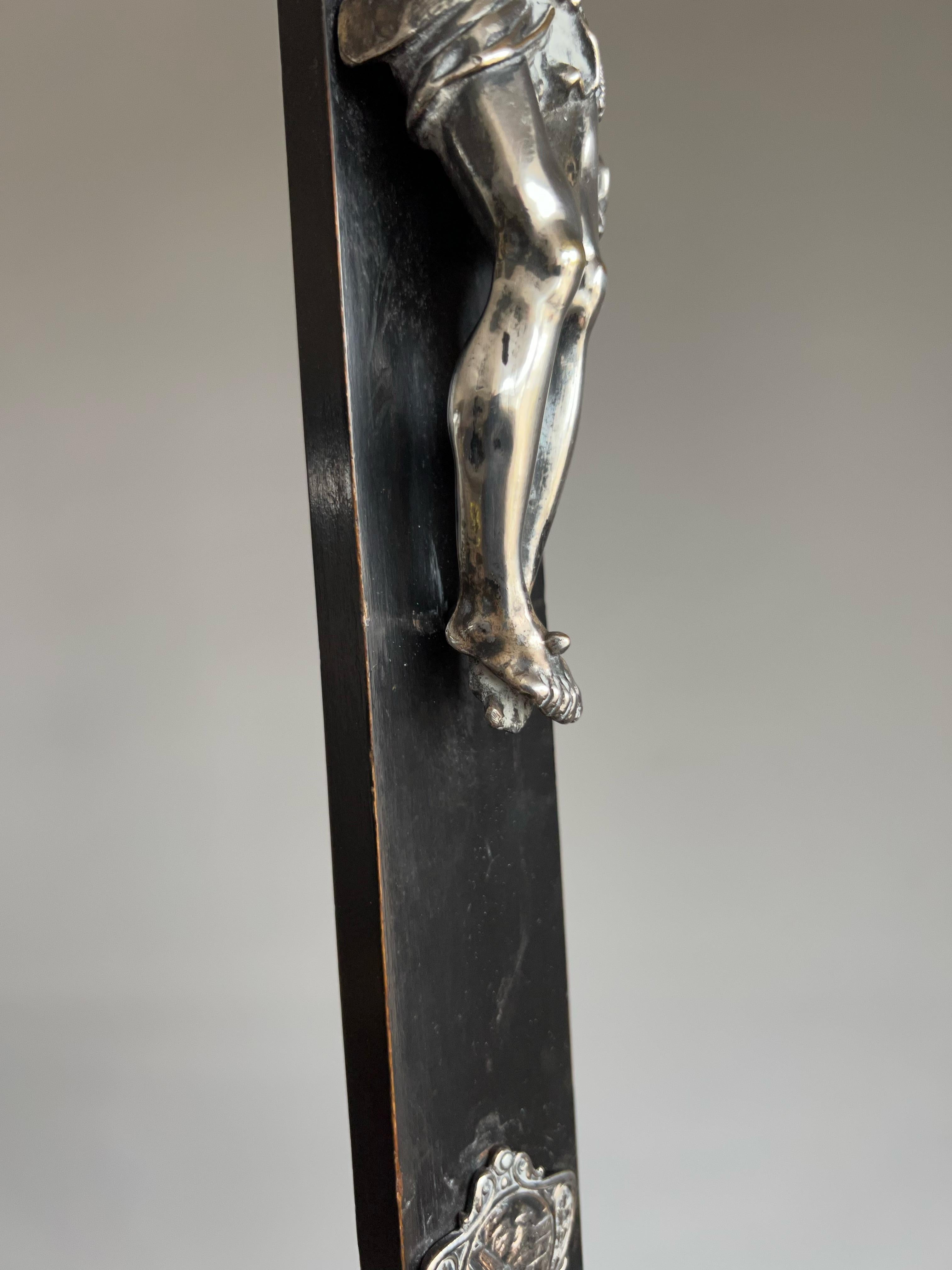Ancienne sculpture de crucifix d'autel en bronze argenté détaillée représentant le Christ et la Monstrance Bon état - En vente à Lisse, NL