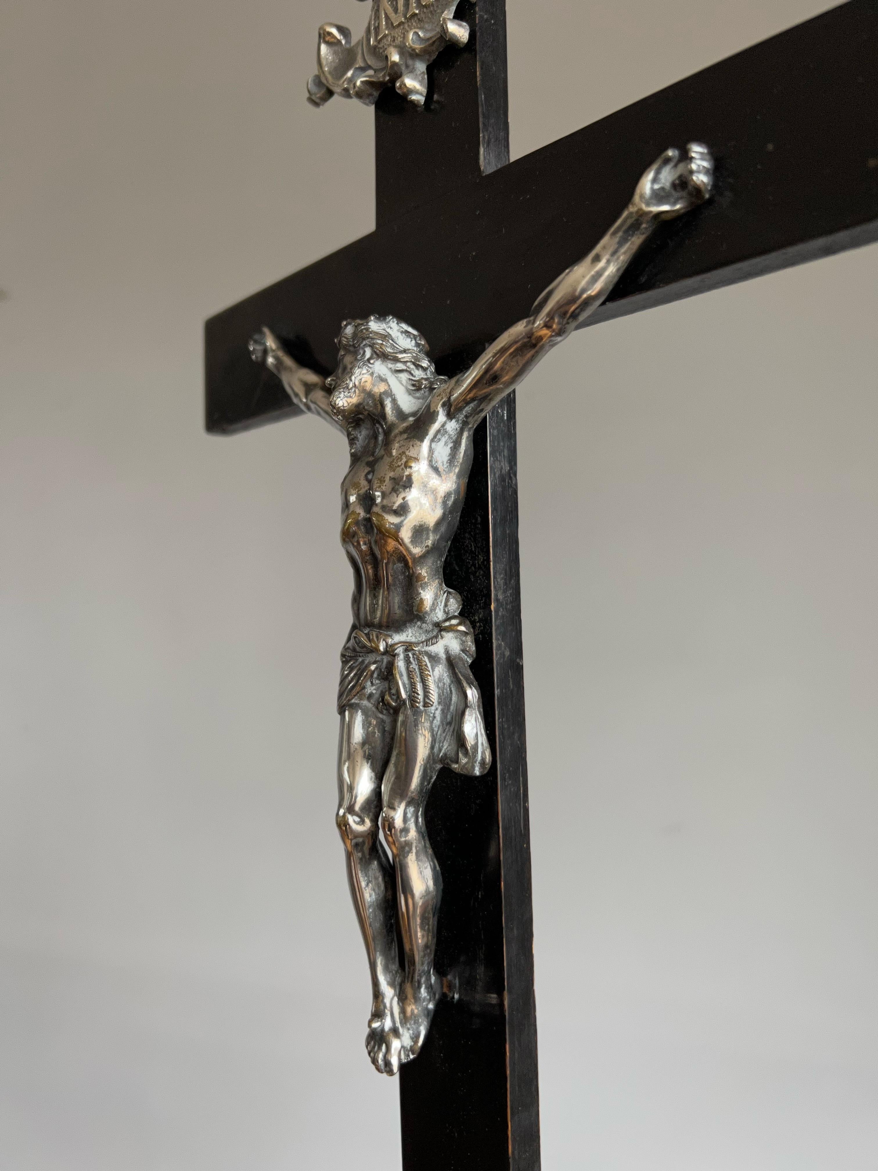XIXe siècle Ancienne sculpture de crucifix d'autel en bronze argenté détaillée représentant le Christ et la Monstrance en vente