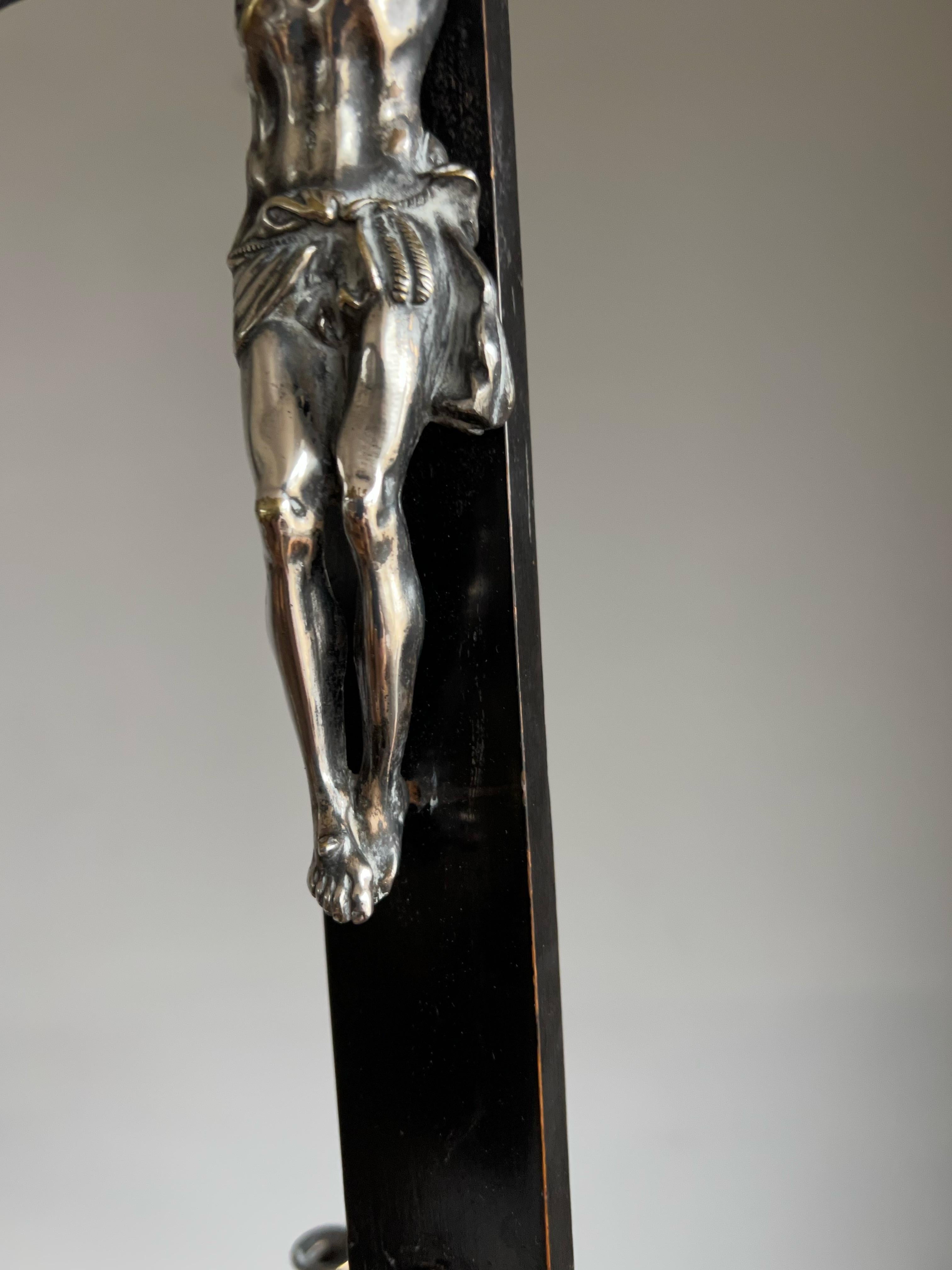 Argent Ancienne sculpture de crucifix d'autel en bronze argenté détaillée représentant le Christ et la Monstrance en vente