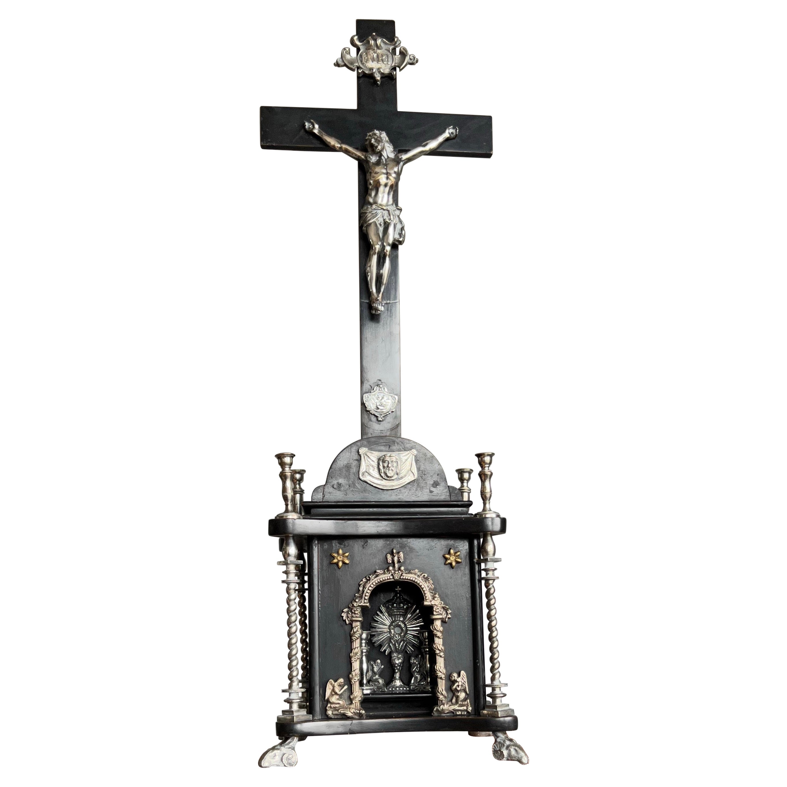 Crocifisso da altare antico Scultura dettagliata in bronzo argentato di Cristo e ostensorio
