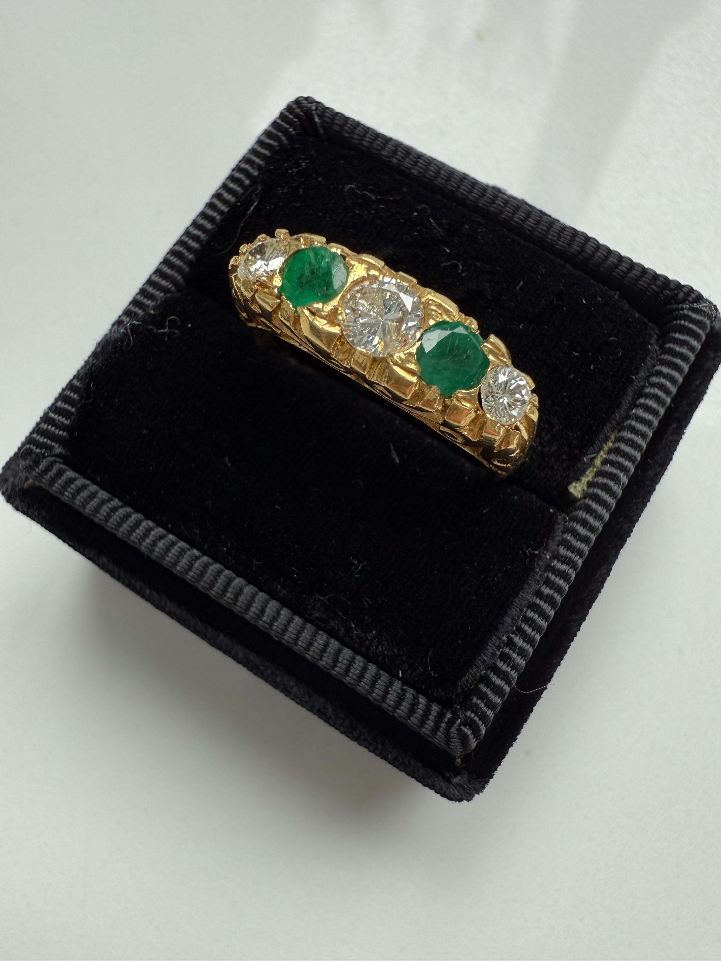 Taille ronde Alliance ancienne en or jaune 18 carats alternant émeraudes et diamants - 1,35 carat en vente