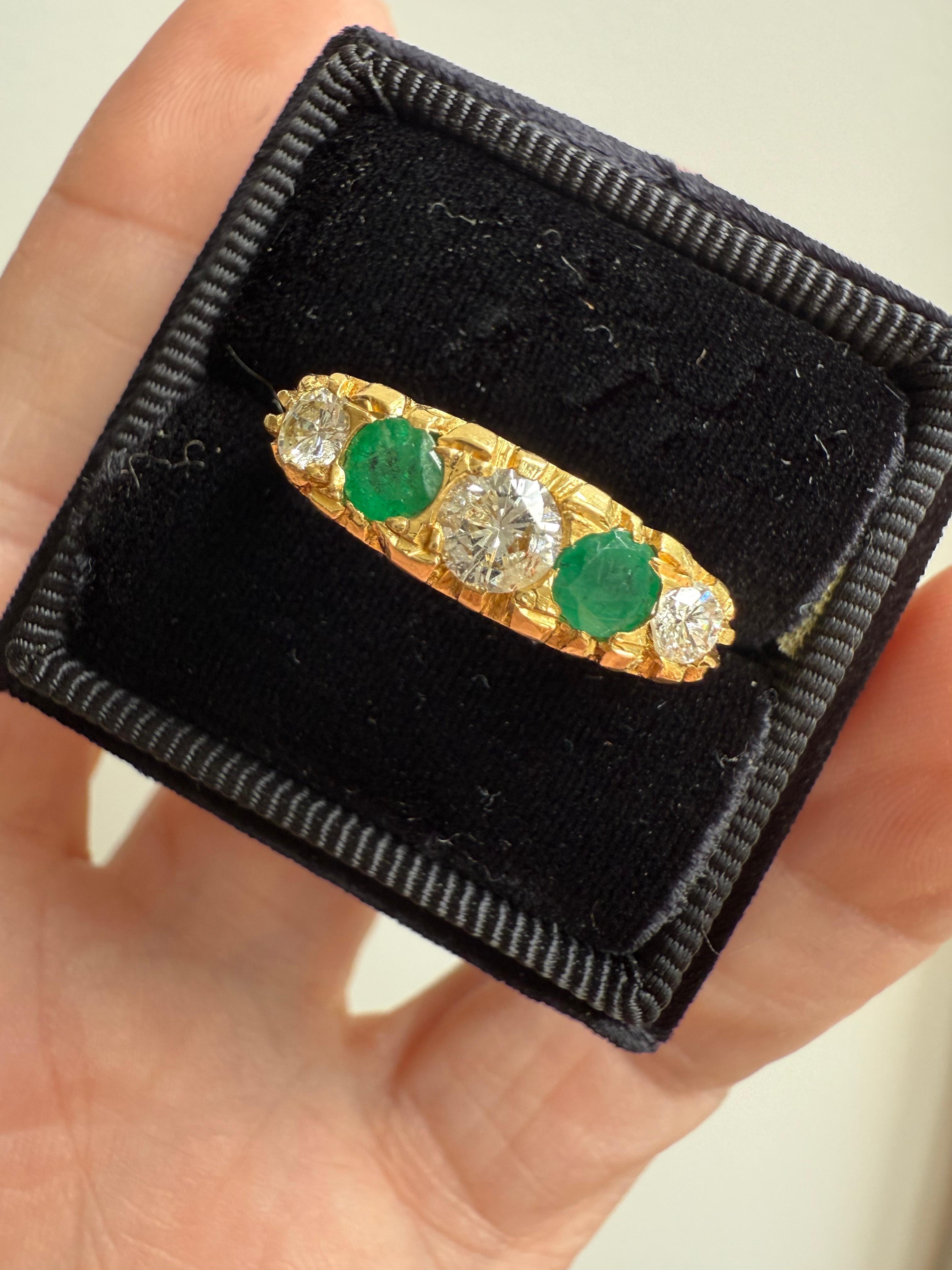 Alliance ancienne en or jaune 18 carats alternant émeraudes et diamants - 1,35 carat Bon état - En vente à San Francisco, CA