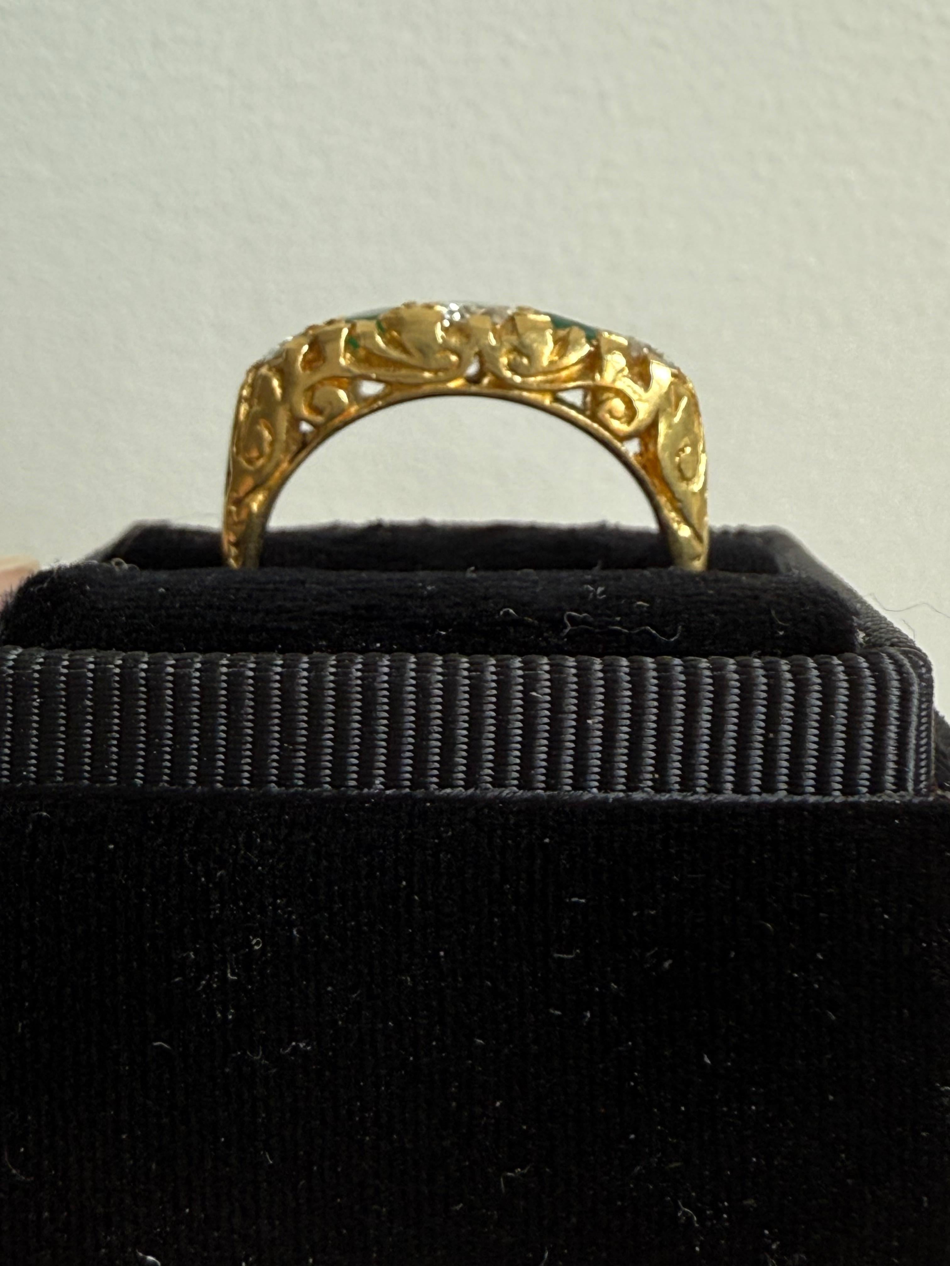 Alliance ancienne en or jaune 18 carats alternant émeraudes et diamants - 1,35 carat Unisexe en vente